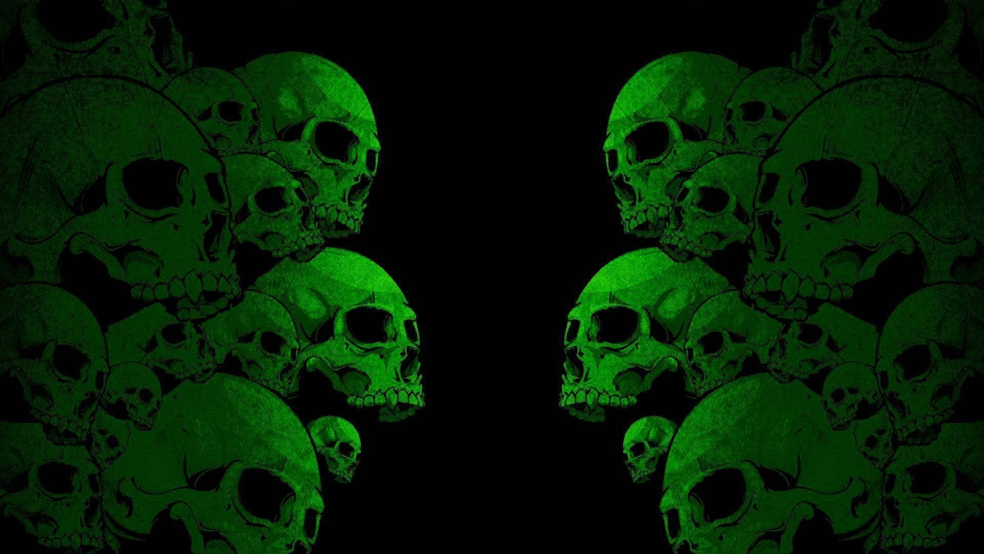 Green Fire Skull 桌布 壁紙 — 綠色發光頭骨在黑色背景上以對稱、詭異的數位藝術構圖聚集。