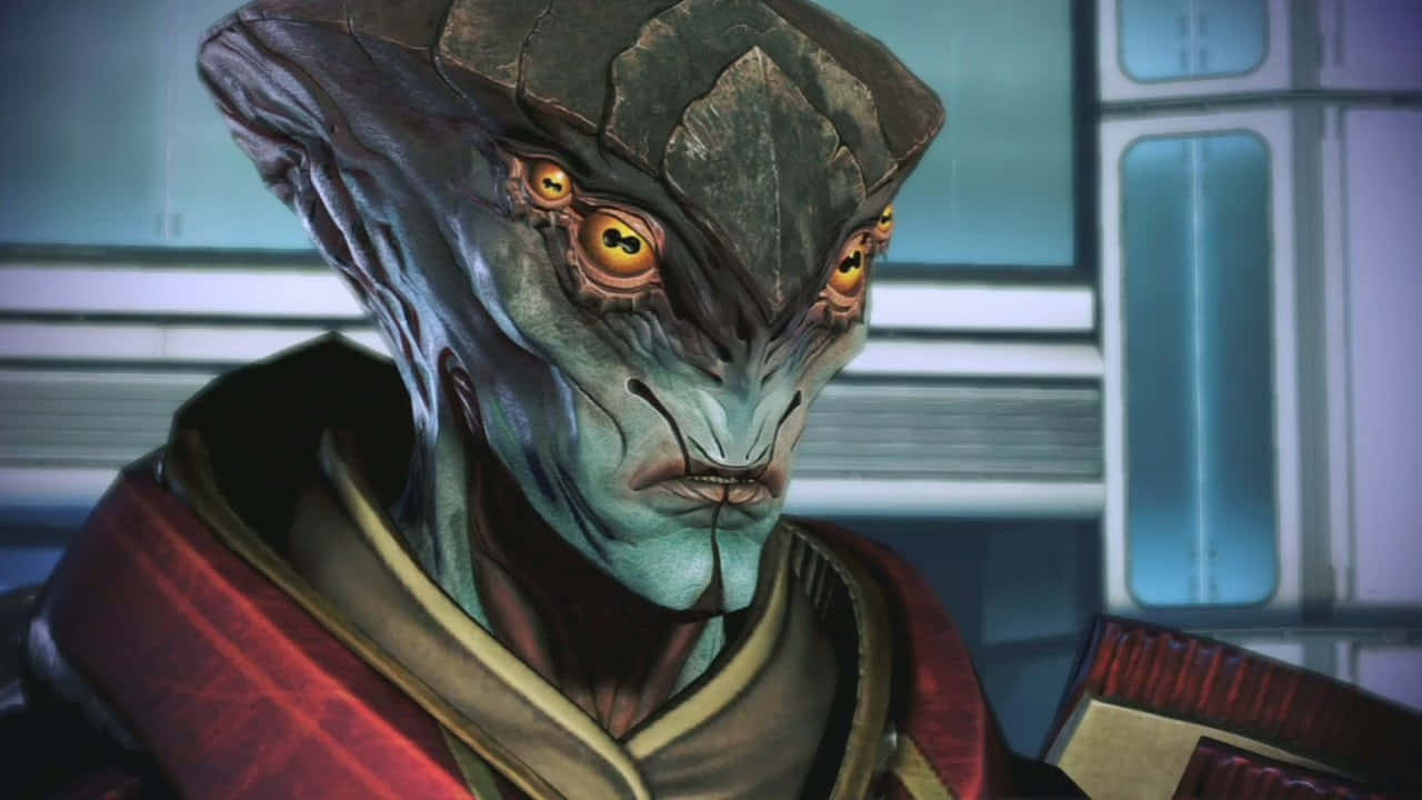 Mass Effect Javik 桌布 壁紙 — 綠色皮膚外星人的特寫，擁有發光的橙色眼睛和嚴肅的表情，背景為未來風格。