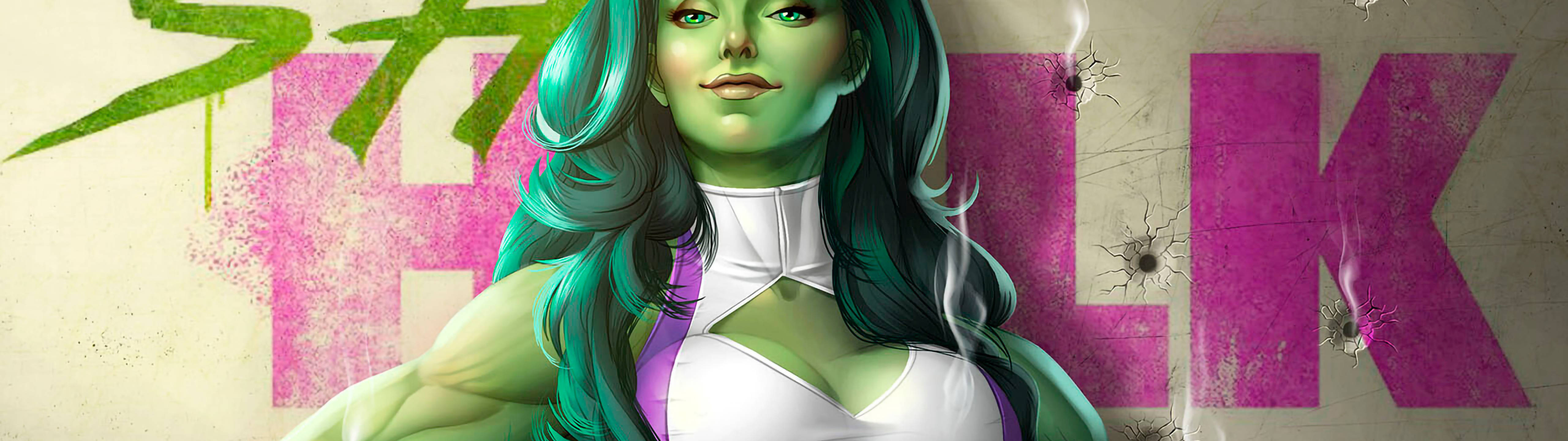 She-Hulk穿著白色和紫色服裝，綠色皮膚和長髮，背景是帶有彈孔的塗鴉牆。 — 5120x1440 壁紙 壁紙