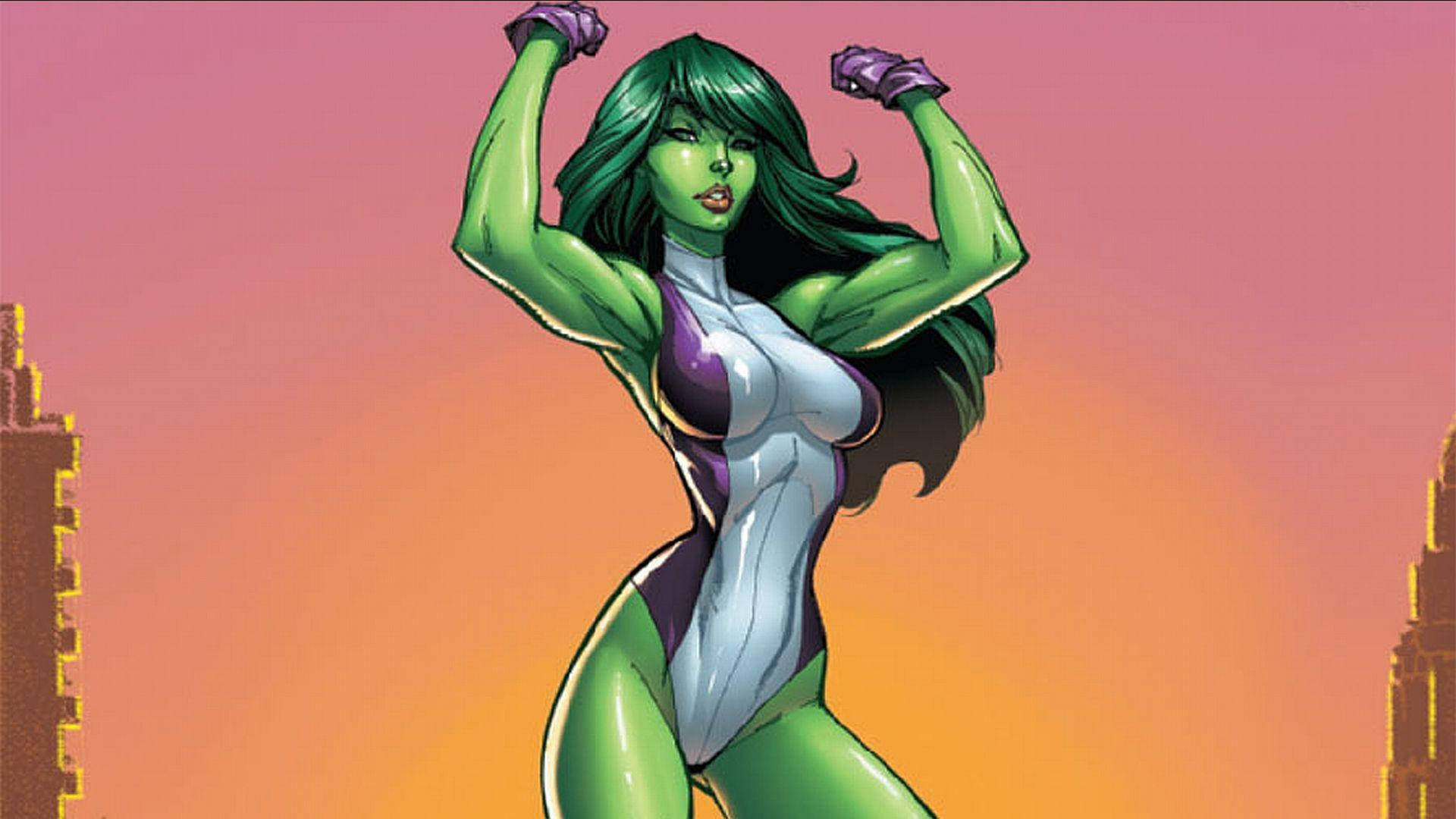she 桌布 壁紙 — 綠色皮膚的女超級英雄She-Hulk在粉紅色和橙色色調的日落城市天際線背景下強力地展示肌肉。