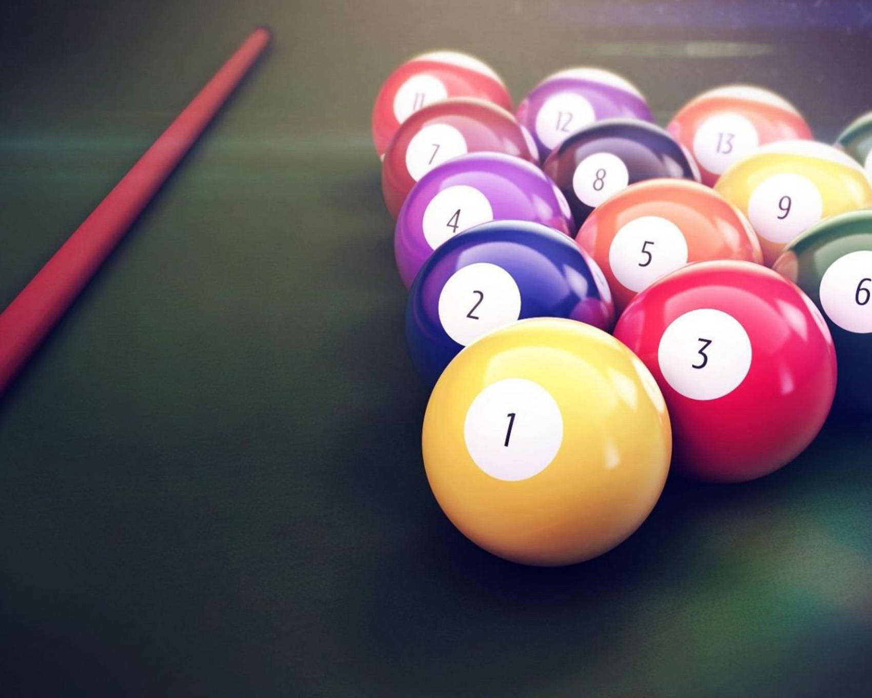 Snooker 桌布 壁紙 — 綠色絨布桌上色彩繽紛的撞球近距離特寫，旁邊放著一支紅色球桿。