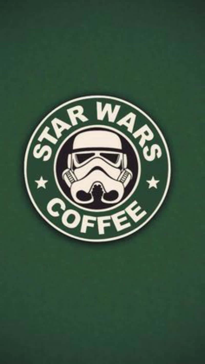 Funny Star Wars 桌布 壁紙 — 綠色背景上有一個圓形標誌，以暴風兵頭盔取代星際大戰咖啡標誌中的警笛。