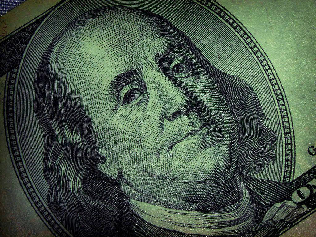 Franklin 桌布 壁紙 — 綠色調百元美鈔上班傑明·富蘭克林肖像的特寫，帶有細緻的雕刻紋理。