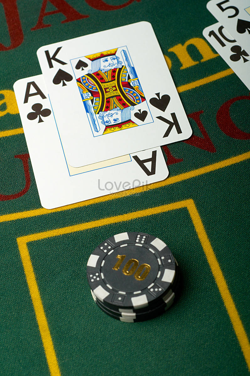 Casino 桌布 壁紙 — 綠色賭桌上撲克牌與籌碼的特寫，帶有醒目的黃色和紅色標記。