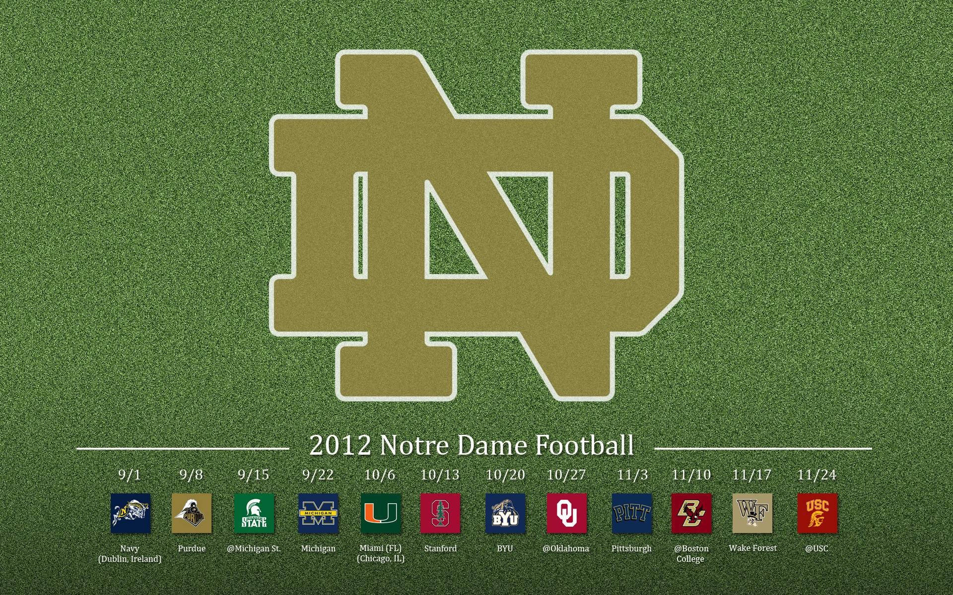 Notre Dame Football 桌布 壁紙 — 綠色足球場壁紙，印有聖母大學 'ND' 標誌及 2012 年賽程，附有對手標誌。