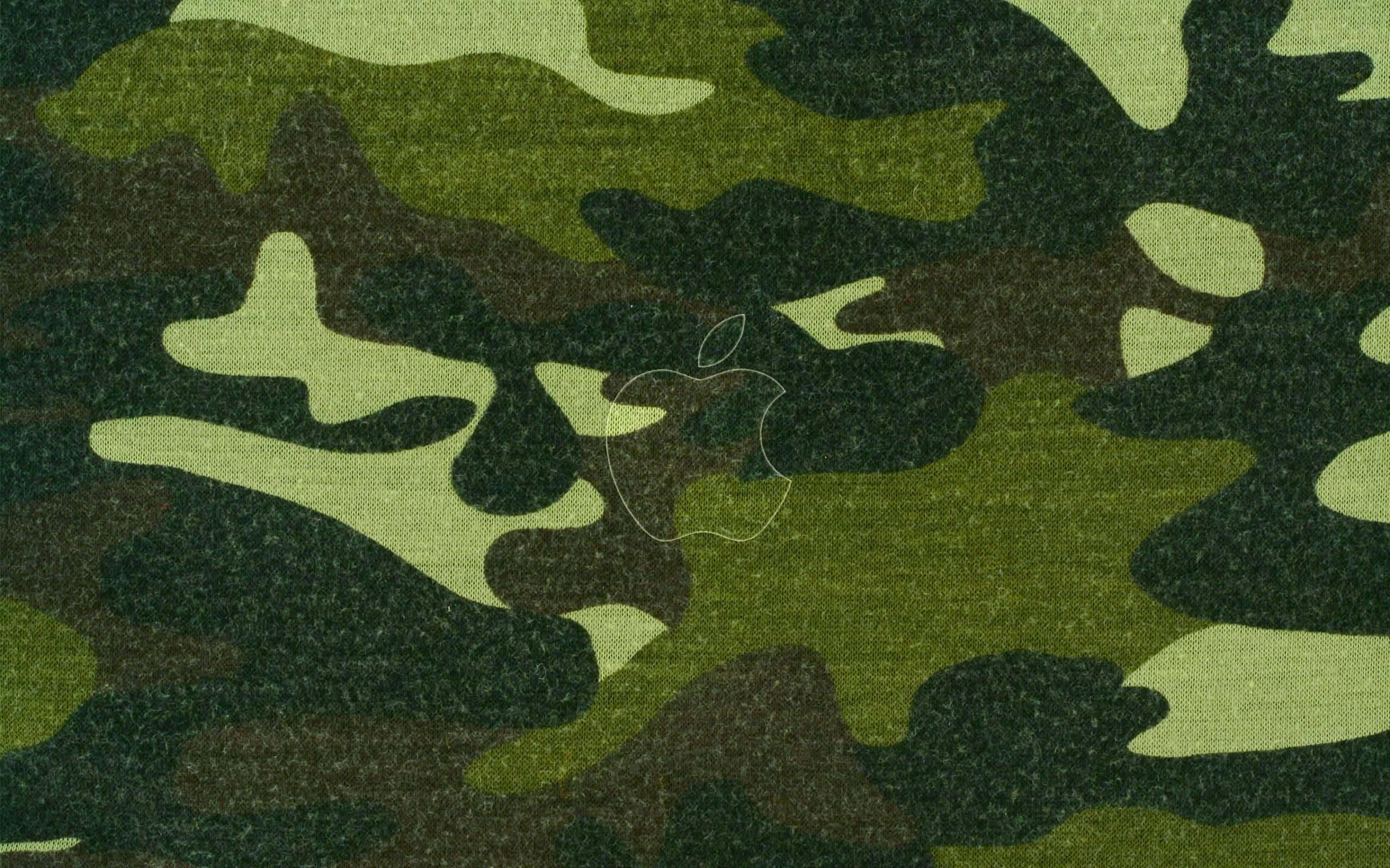 Green Camo 桌布 壁紙 — 綠色軍用迷彩布料特寫，帶有模糊的Apple標誌浮水印。