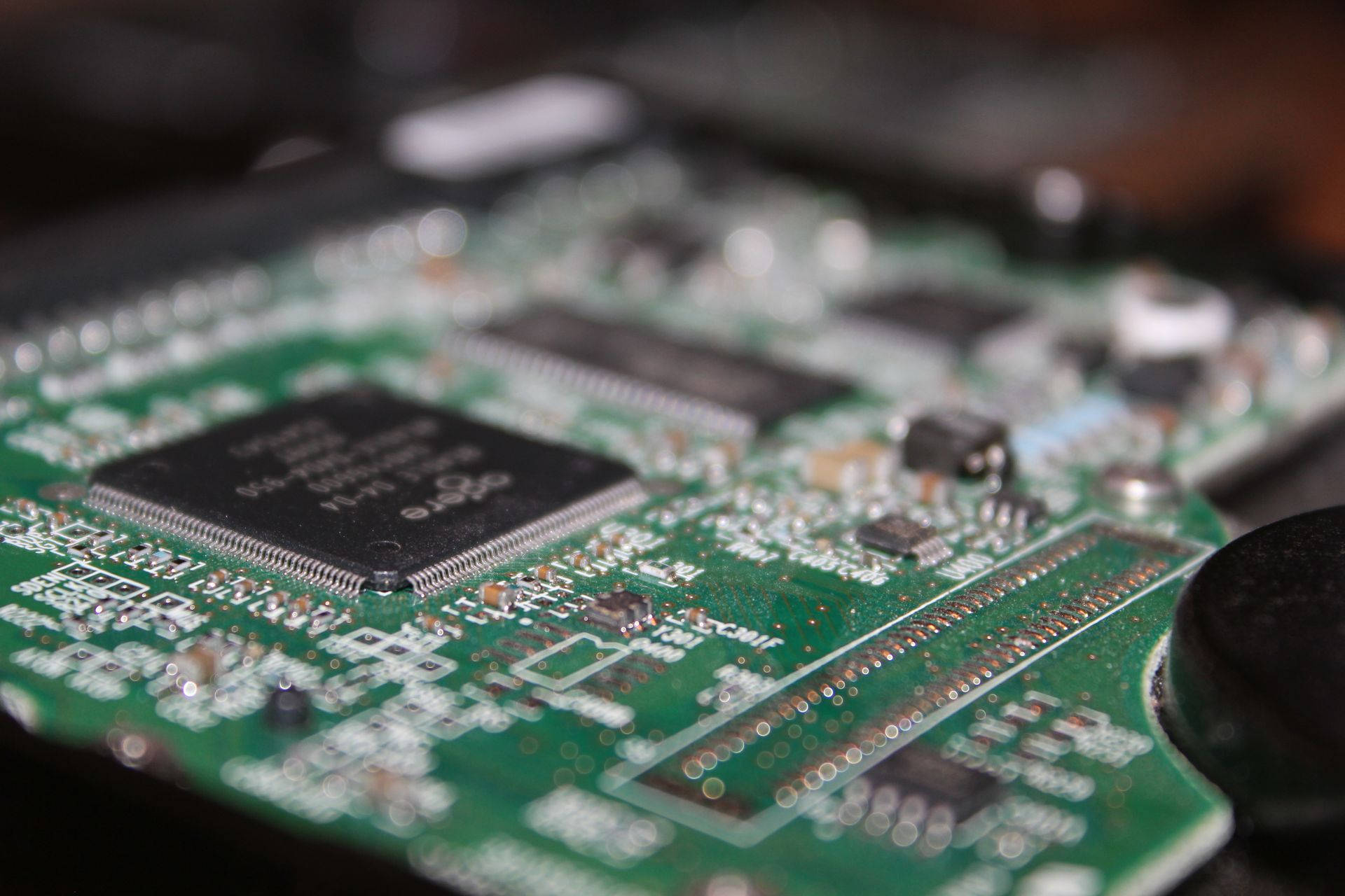 Processor 桌布 壁紙 — 綠色電路板、黑色CPU晶片及複雜焊接元件的微距特寫。