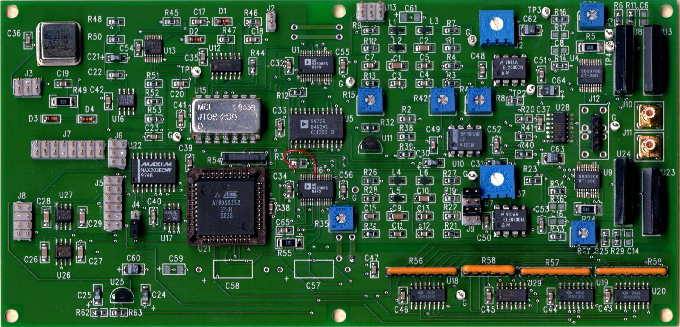 Circuit 桌布 壁紙 — 綠色電路板的特寫，上面密集地佈滿了晶片、電阻、電容和帶標籤的元件。