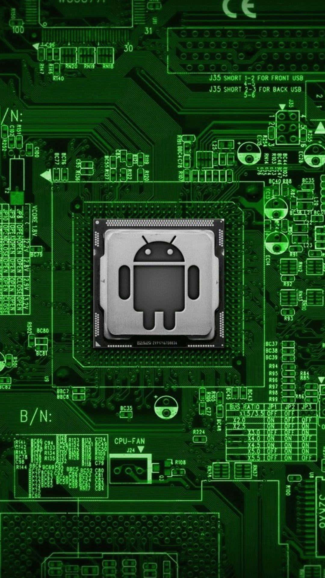 Inside iPhone 桌布 壁紙 — 綠色電路板的特寫，中央有一個銀色Android吉祥物晶片。