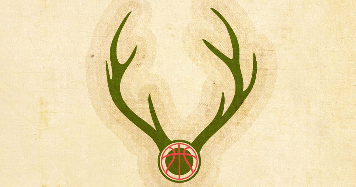 Milwaukee Bucks Logo 桌布 壁紙 — 綠色鹿角框住一個紅色籃球，位於復古米色紋理紙張中央。