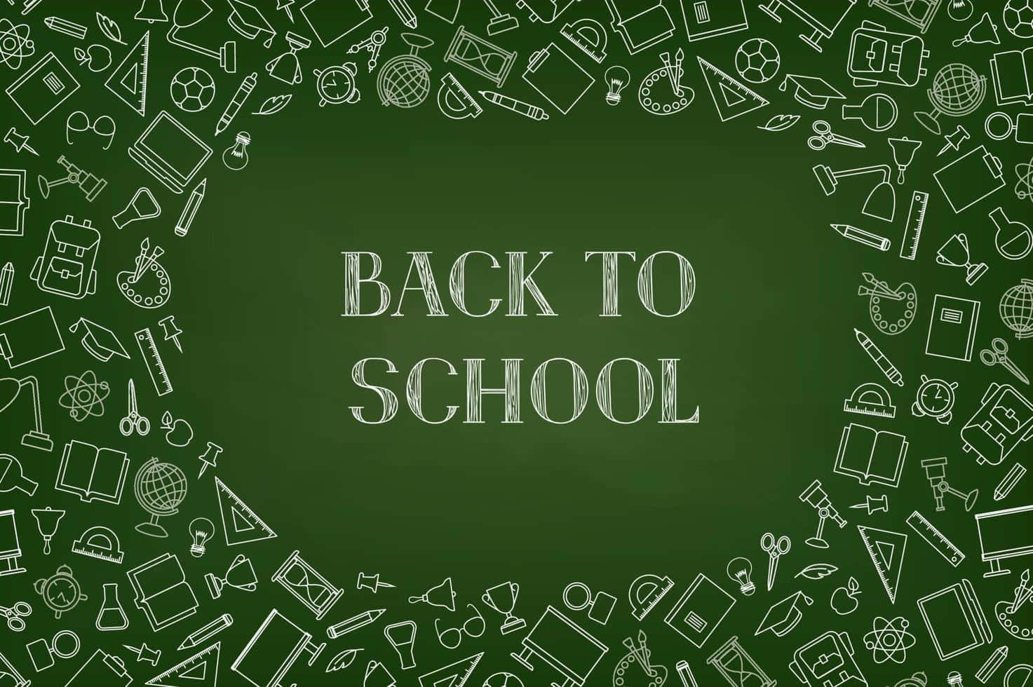 Green Chalkboard 桌布 壁紙 — 綠色黑板，上面有「BACK TO SCHOOL」文字，周圍有白色線條繪製的學校用品和符號。