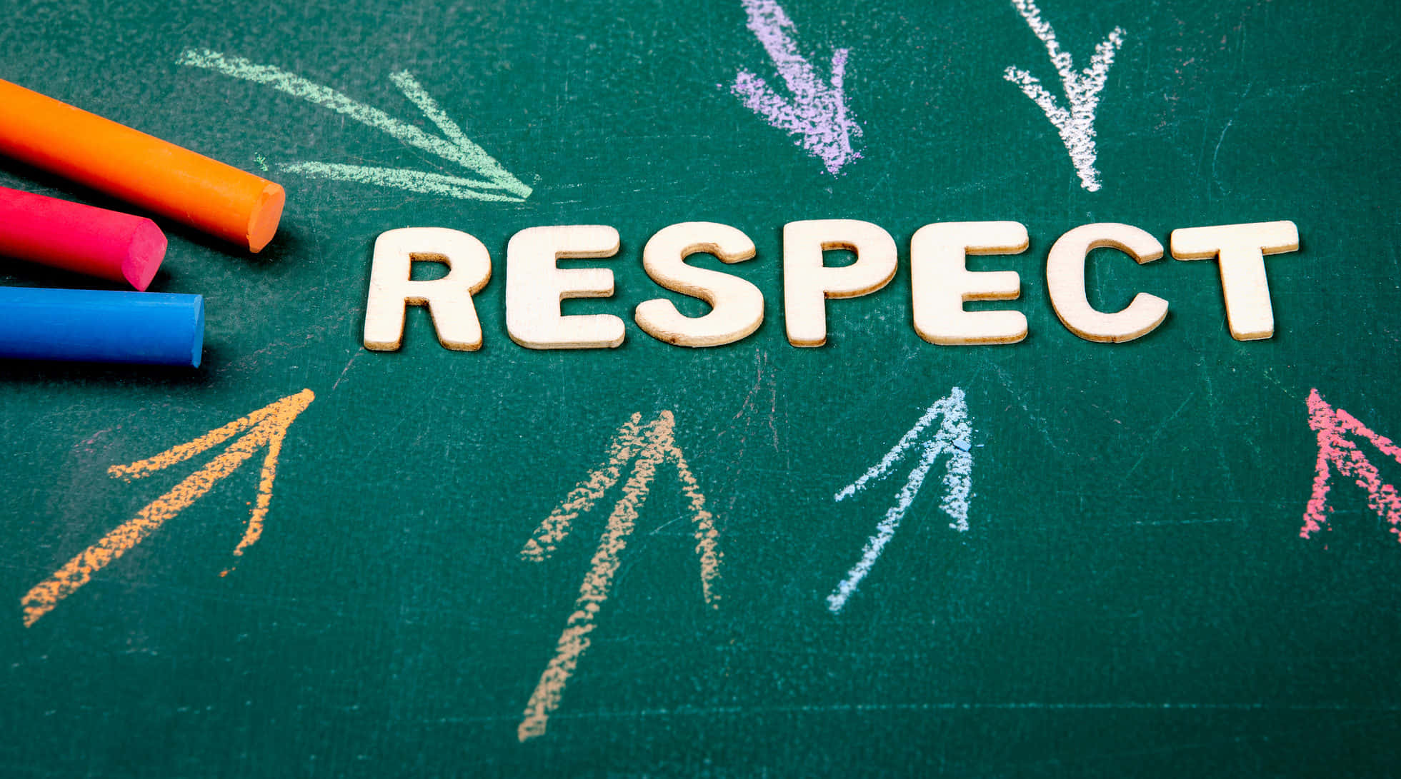 藝術 桌布 壁紙 — 綠色黑板上的木製字母拼出「RESPECT」一詞，周圍有彩色粉筆箭頭指向內。