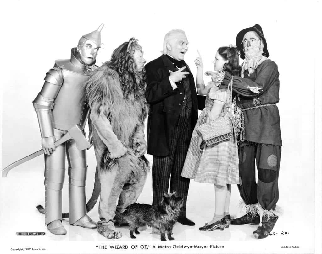 wizard of oz 桌布 壁紙 — 《綠野仙蹤》演員的經典黑白工作室肖像，包括桃樂絲、稻草人、鐵皮人、膽小獅和巫師。