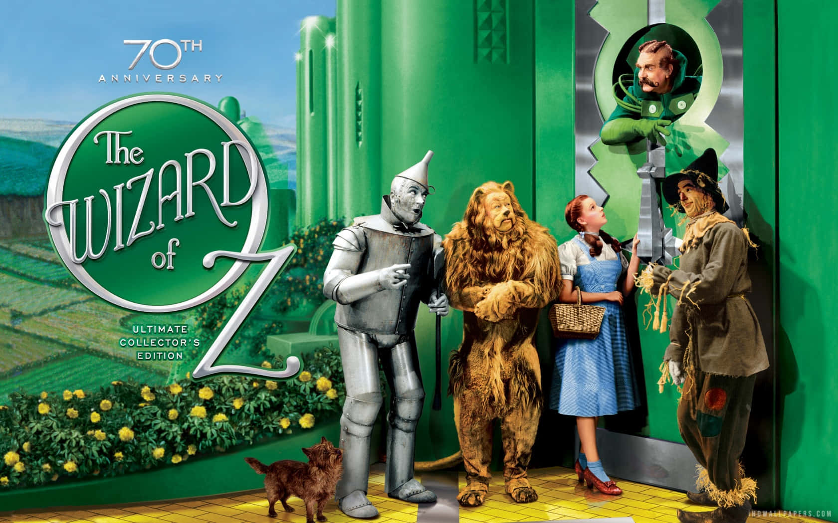 wizard of oz 桌布 壁紙 — 《綠野仙蹤》經典電影海報，桃樂絲與她的朋友們站在翡翠城的綠色門前。