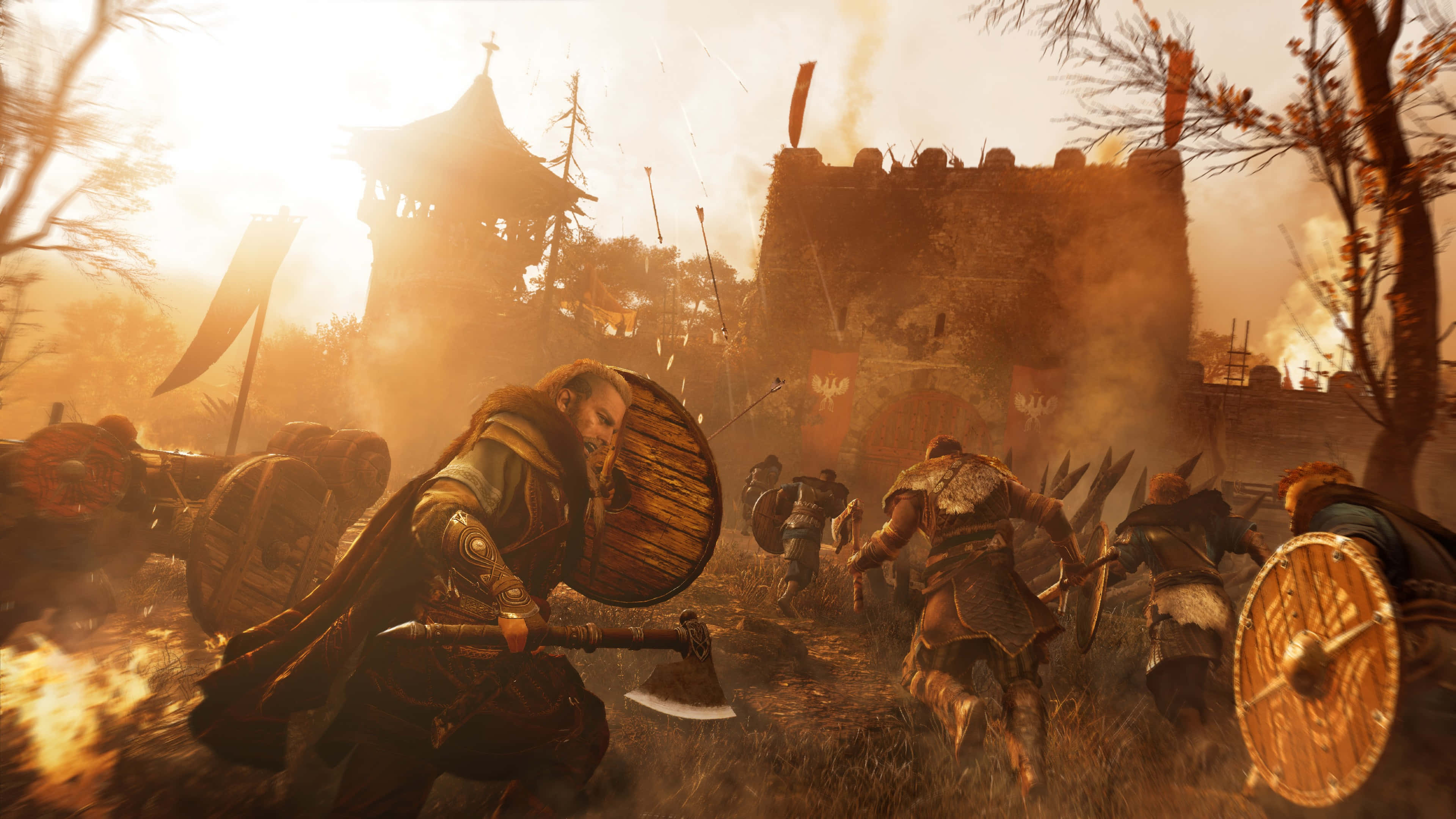 4K Assassin's Creed Valhalla 桌布 壁紙 — 維京戰士在金色夕陽下衝過煙霧和火焰，奔向燃燒的堡壘。