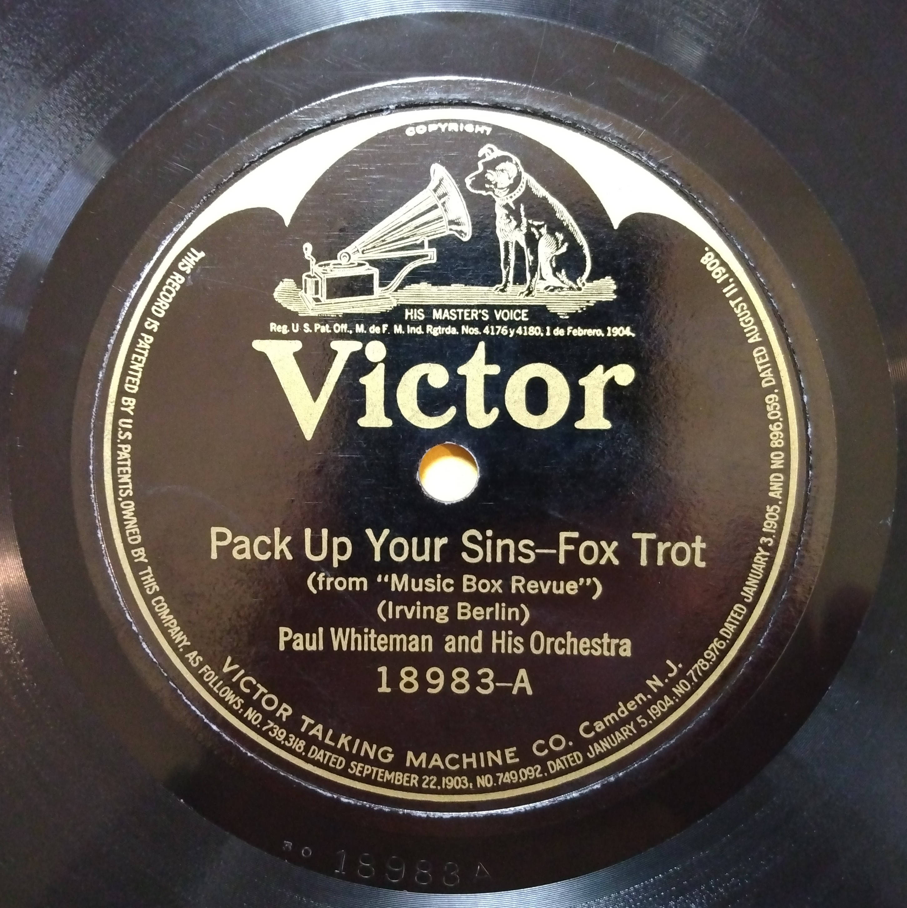 vinyl 桌布 壁紙 — 維多利亞復古唱片標籤的特寫，帶有His Master's Voice標誌和金色文字的歌詞細節在黑色黑膠唱片上。