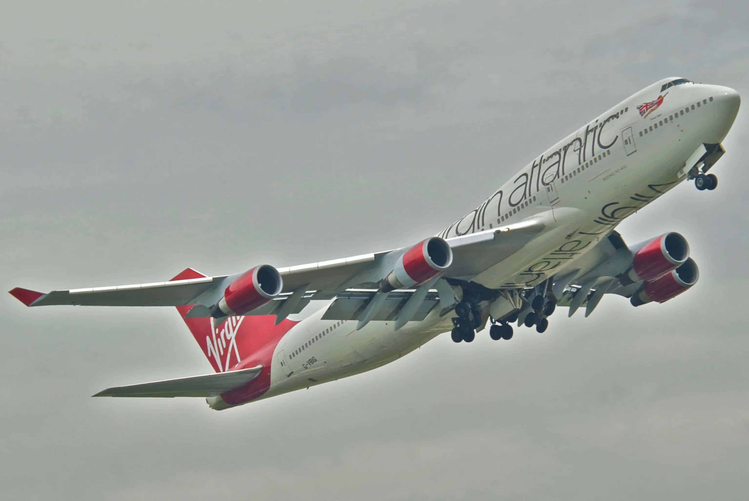 Jumbo Jets 桌布 壁紙 — 維珍航空波音747在多雲的天空下收起起落架爬升。