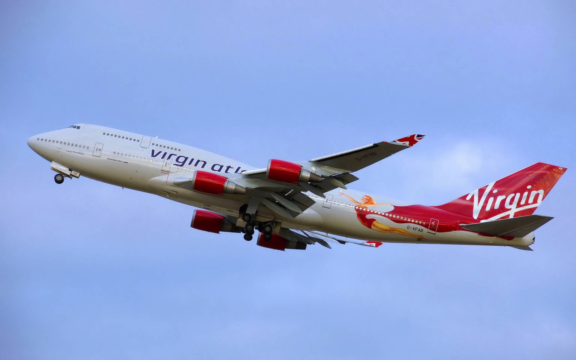 飛機 桌布 壁紙 — 維珍航空波音747在晴朗藍天中翱翔，起落架已放下。