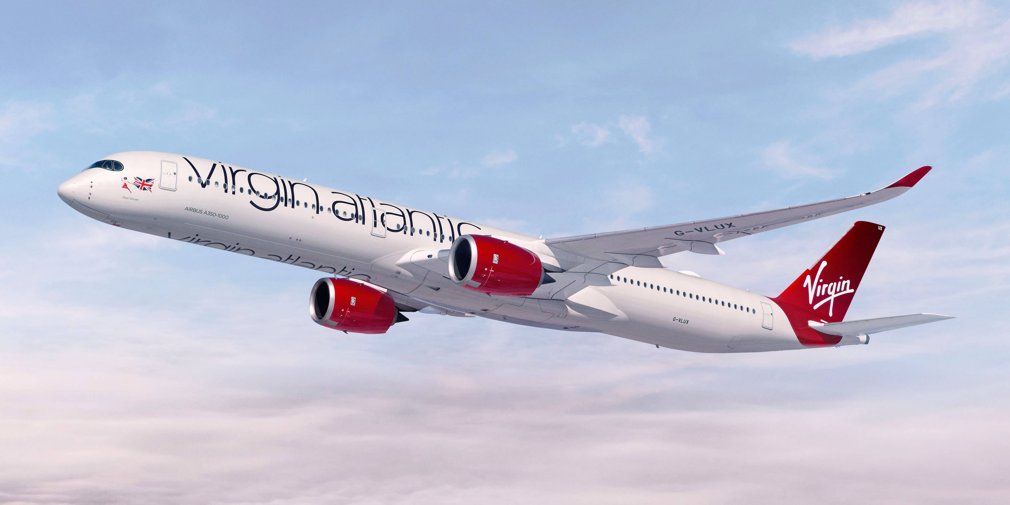 flying 桌布 壁紙 — 維珍航空的空中巴士A350在柔和藍天中優雅翱翔，伴隨著縷縷白雲。