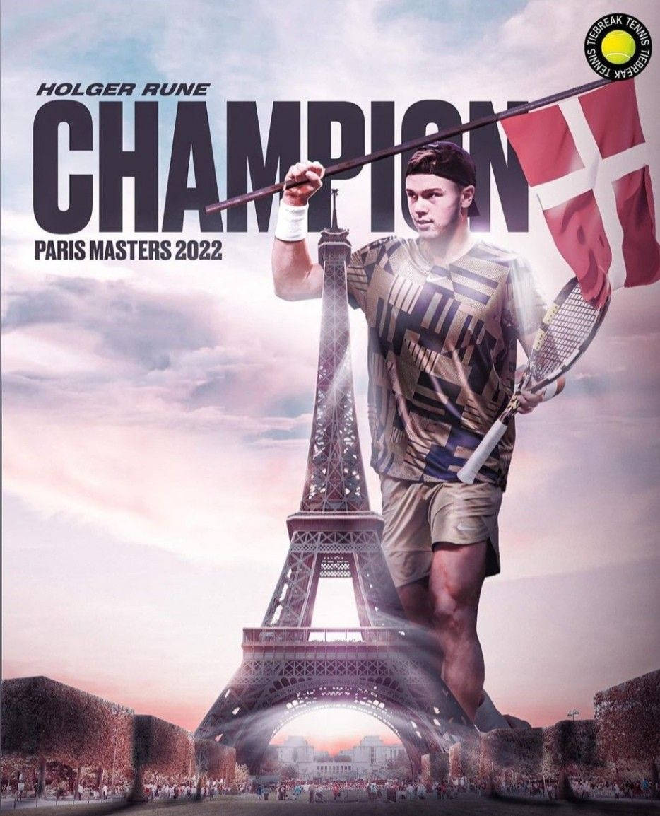 Champion 桌布 壁紙 — 網球冠軍霍爾格·魯尼在日落時分站在艾菲爾鐵塔前，勝利地舉起丹麥國旗和球拍。