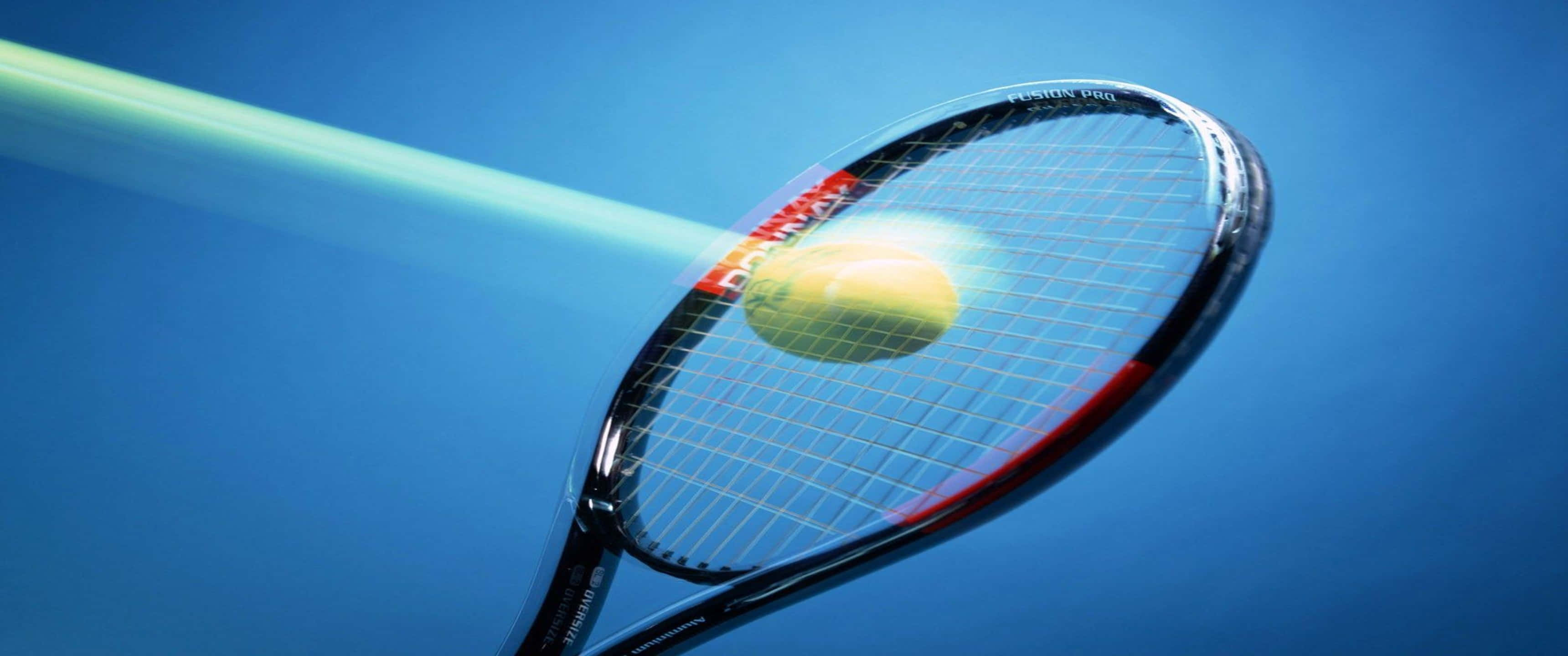 3440x1440p Tennis 桌布 壁紙 — 網球拍擊打黃色球，背景是充滿活力的藍天，帶有發光的綠色運動軌跡。