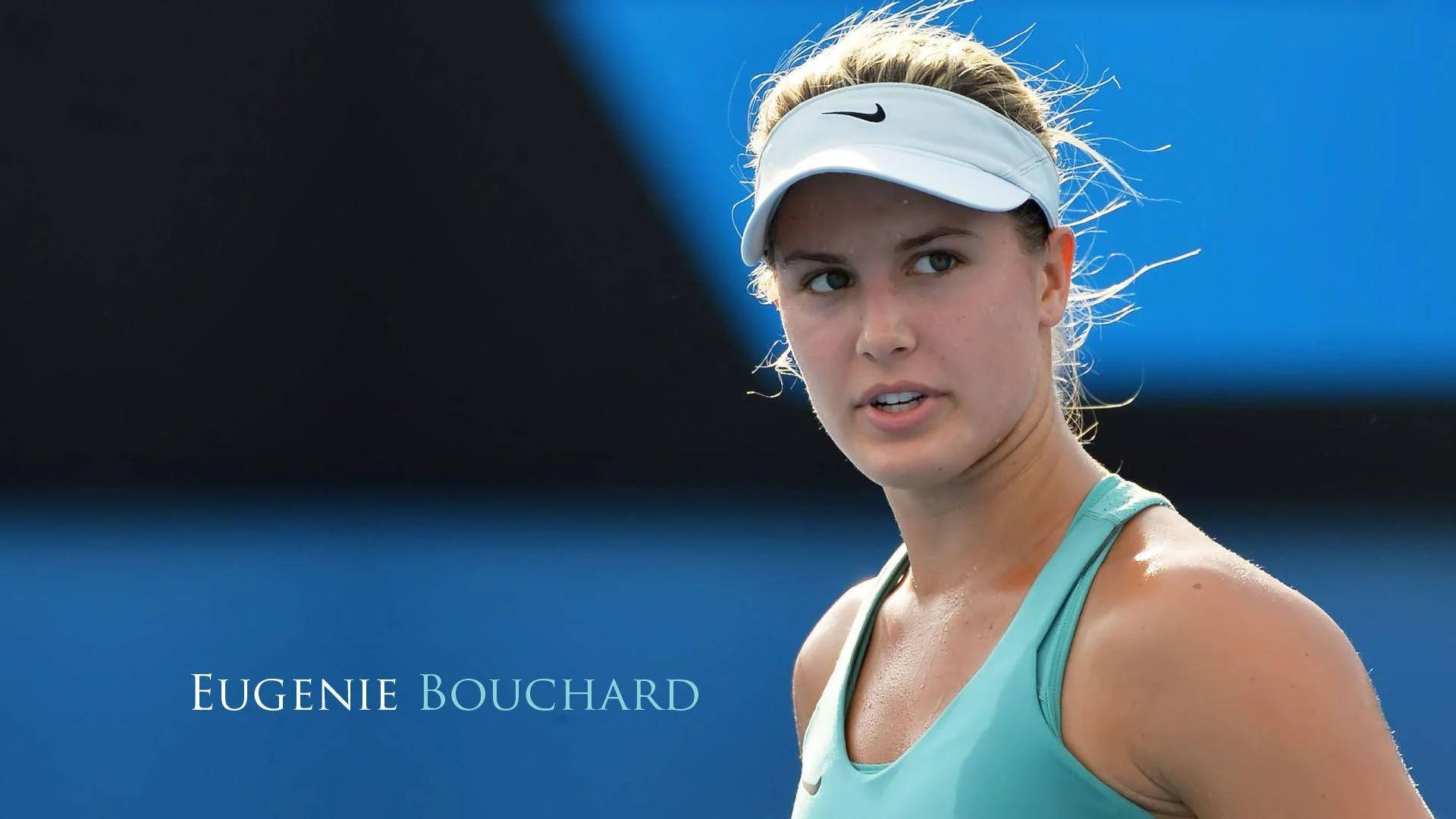 Eugenie Bouchard 桌布 壁紙 — 網球運動員Eugenie Bouchard身穿青綠色背心和白色遮陽帽，專注地站在充滿活力的藍色球場背景下。