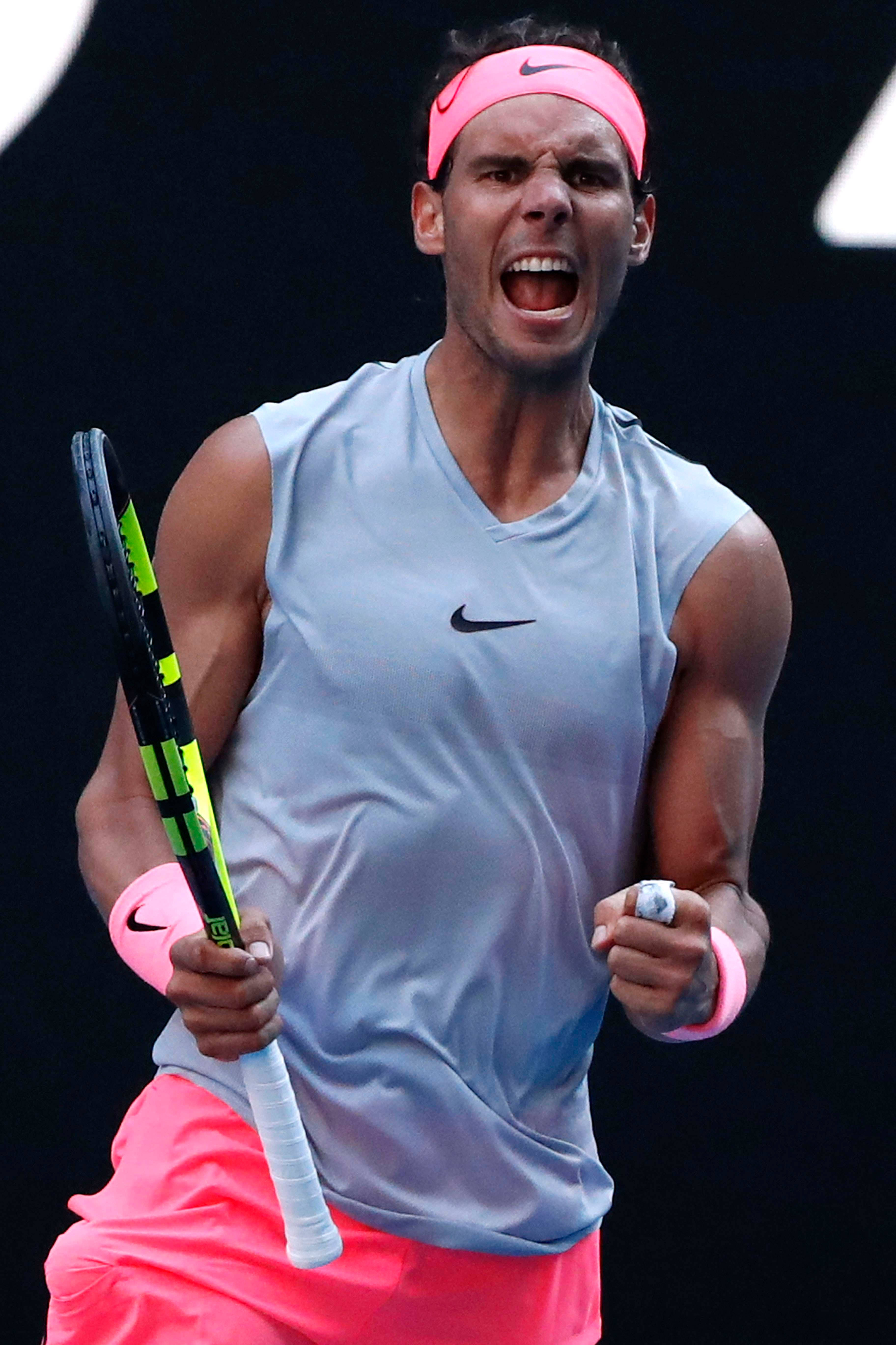 Rafael 桌布 壁紙 — 網球運動員拉斐爾·納達爾在深色背景下高舉球拍和球，發出勝利的咆哮。