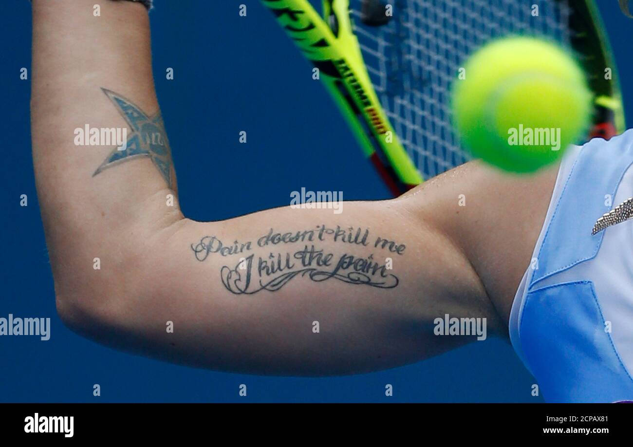 Svetlana Kuznetsova 桌布 壁紙 — 網球運動員有刺青的手臂揮動球拍的近距離特寫，模糊的黃色球在藍色球場背景上移動。