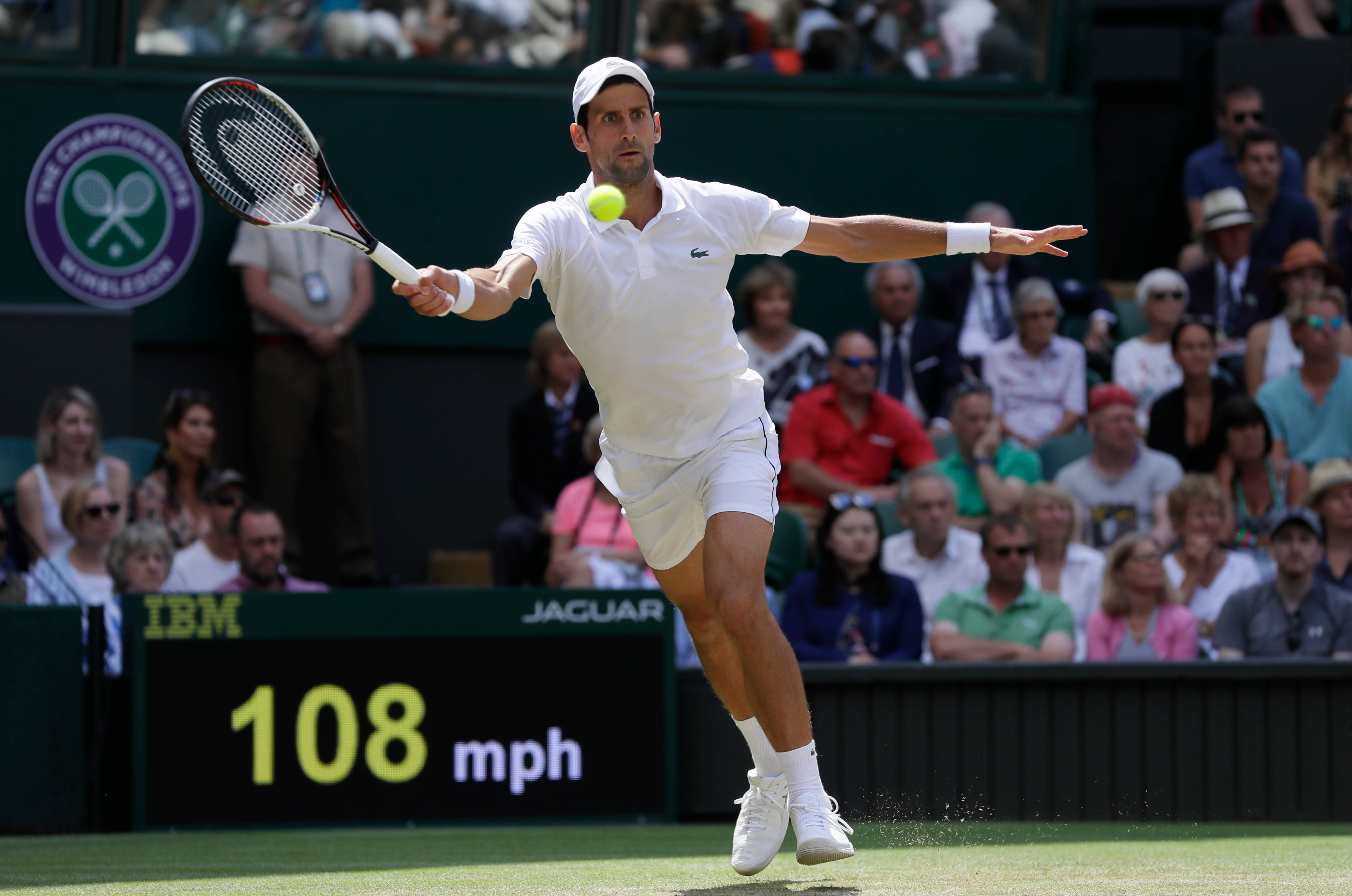 Novak 桌布 壁紙 — 網球運動員諾瓦克·喬科維奇在溫布頓草地場上正手擊球中，球和球拍在運動中。