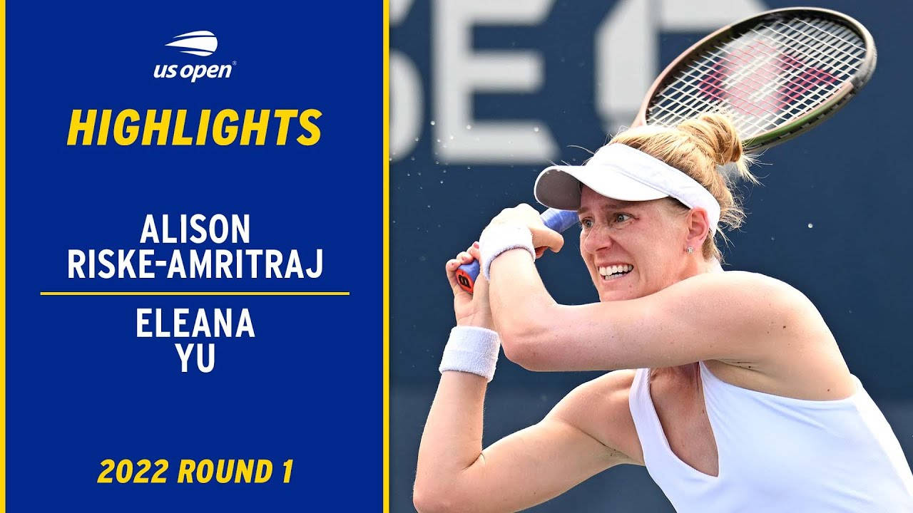 運動 桌布 壁紙 — 網球選手 Alison Riske-Amritraj 在2022年美國網球公開賽對陣 Eleana Yu 的比賽中，揮拍時露出燦爛笑容。