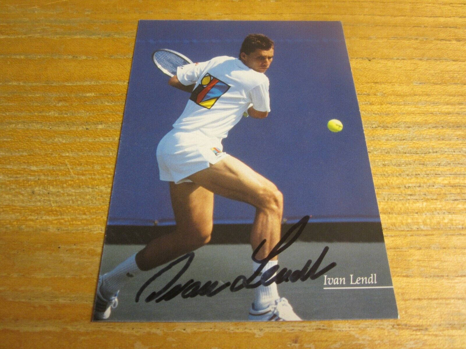 Tennis 桌布 壁紙 — 網球選手伊萬·倫德爾在藍色球場上揮拍擊中黃色球的瞬間。