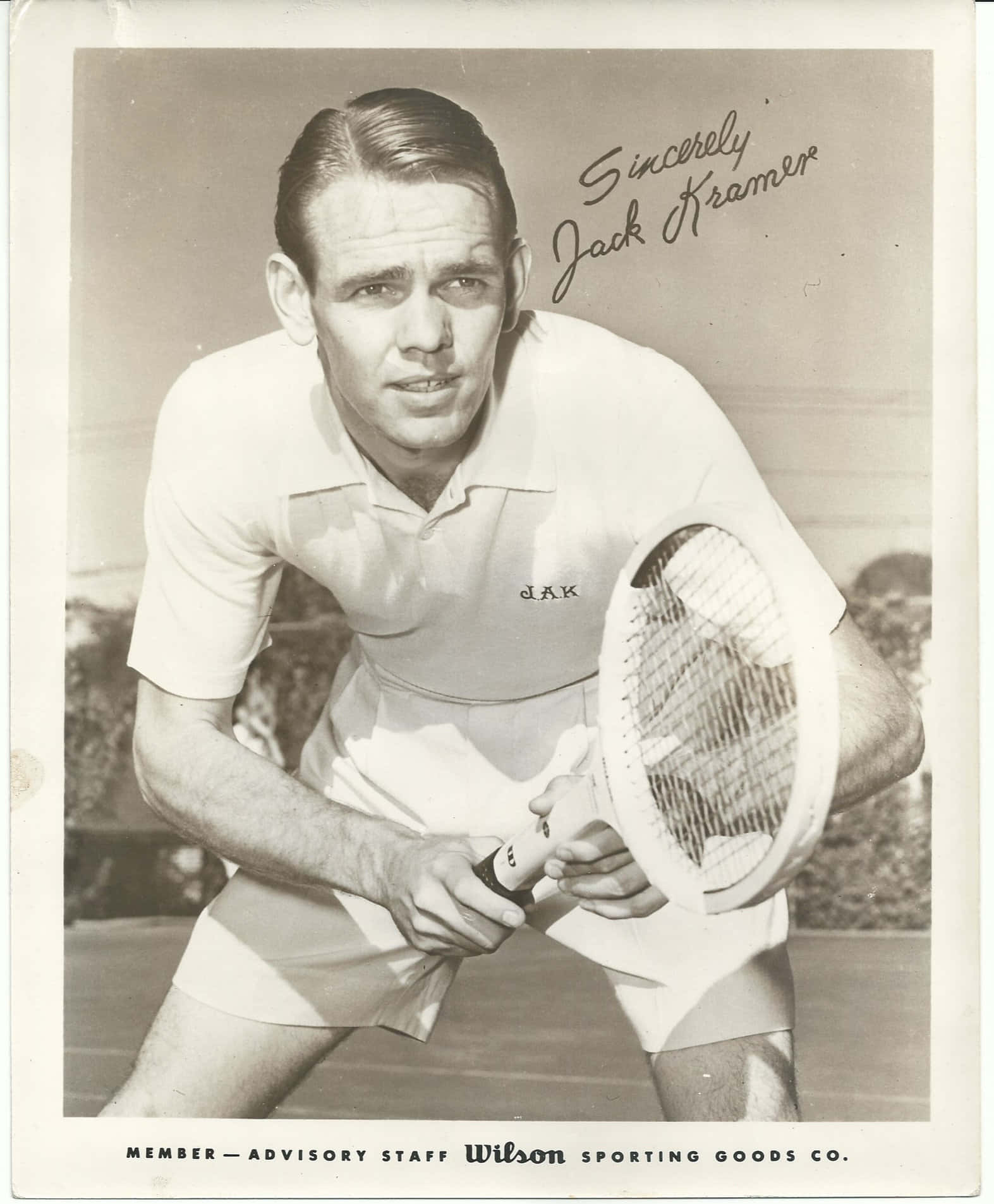 Athlete 桌布 壁紙 — 網球選手傑克·克雷默的復古黑白肖像，運動姿勢手持Wilson球拍。