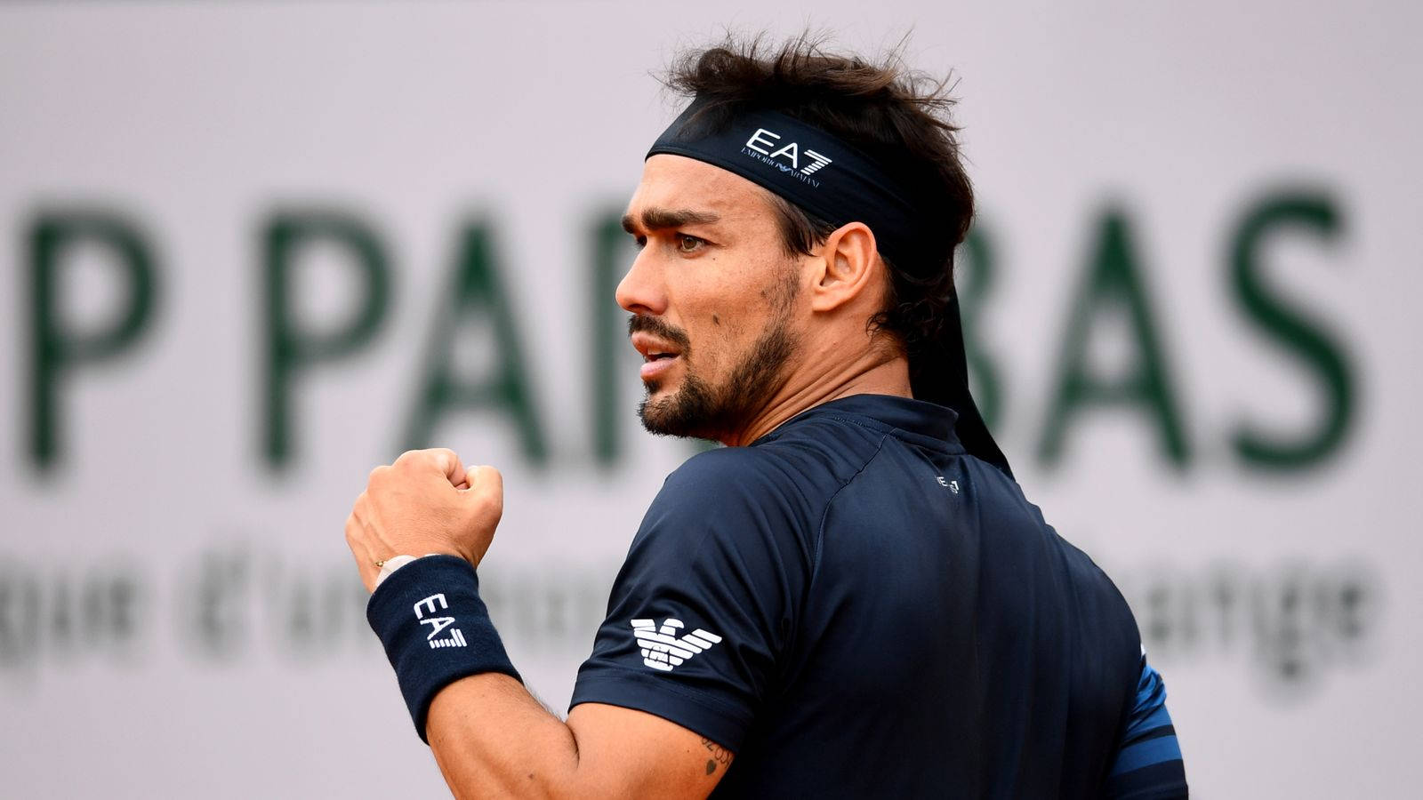 Tennis 桌布 壁紙 — 網球選手在紅土球場上握拳慶祝勝利，背景模糊的「PARIS」。