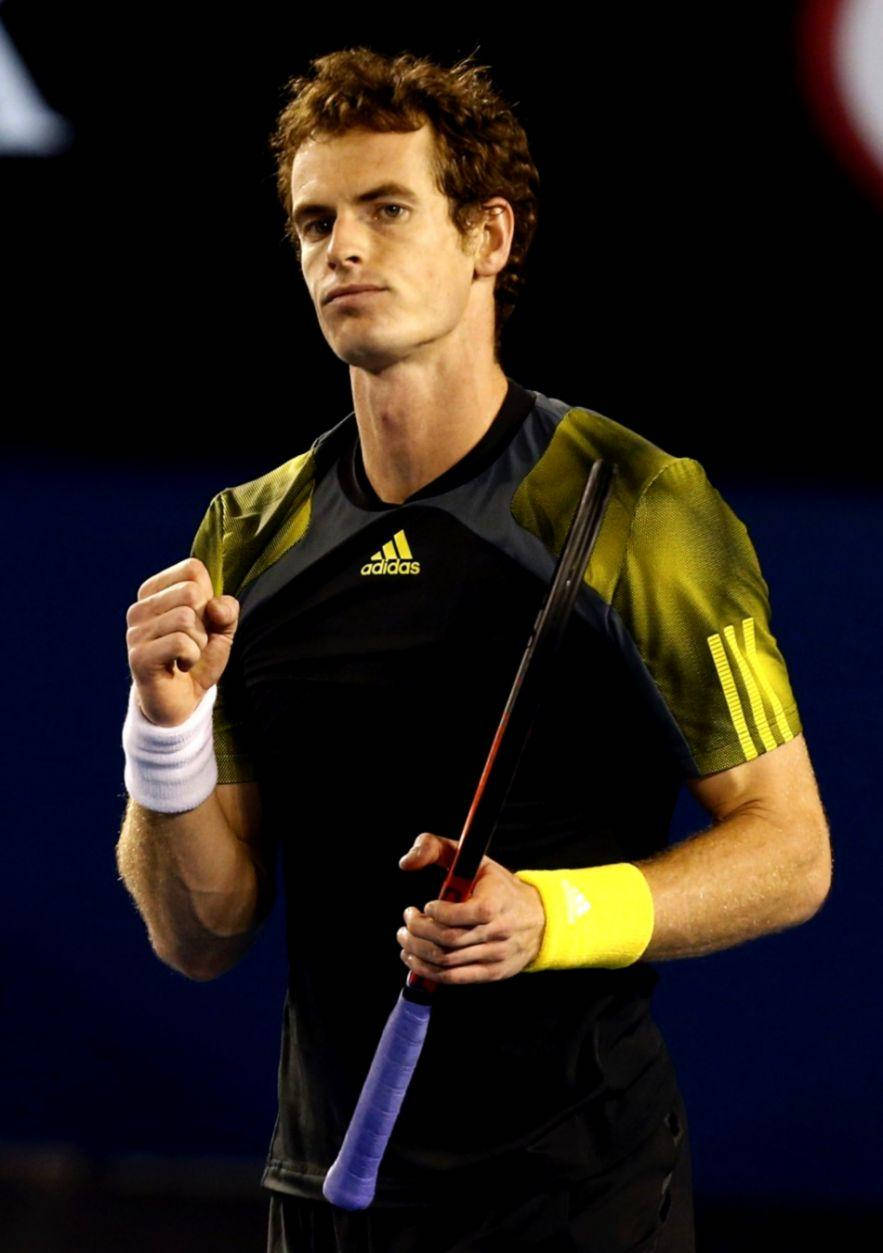 Tennis 桌布 壁紙 — 網球選手安迪·穆雷在場館燈光下握緊拳頭，專注地拿著球拍。