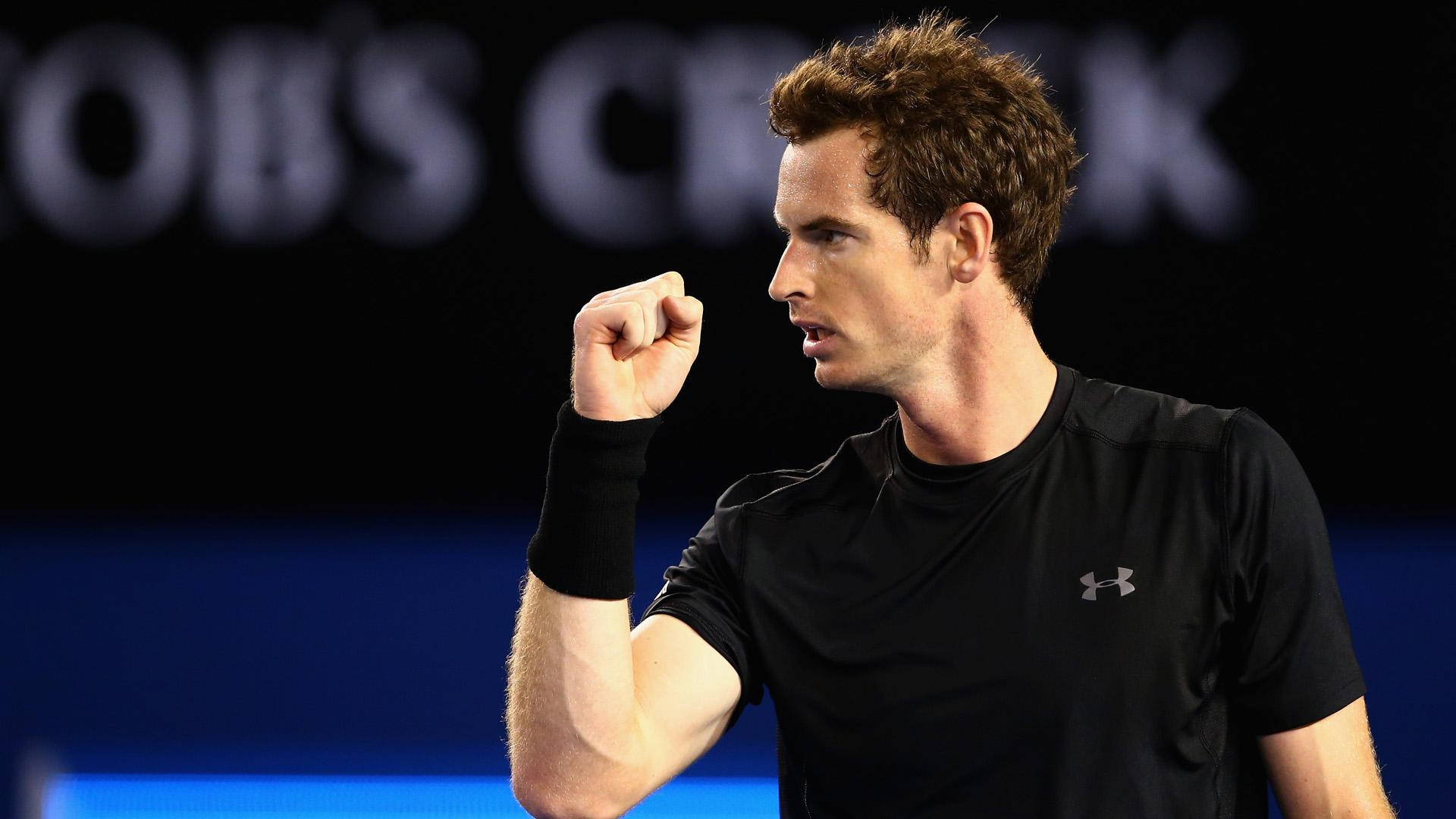 Tennis 桌布 壁紙 — 網球選手安迪·穆雷在明亮的體育場燈光下進行夜間比賽時，握拳慶祝勝利。