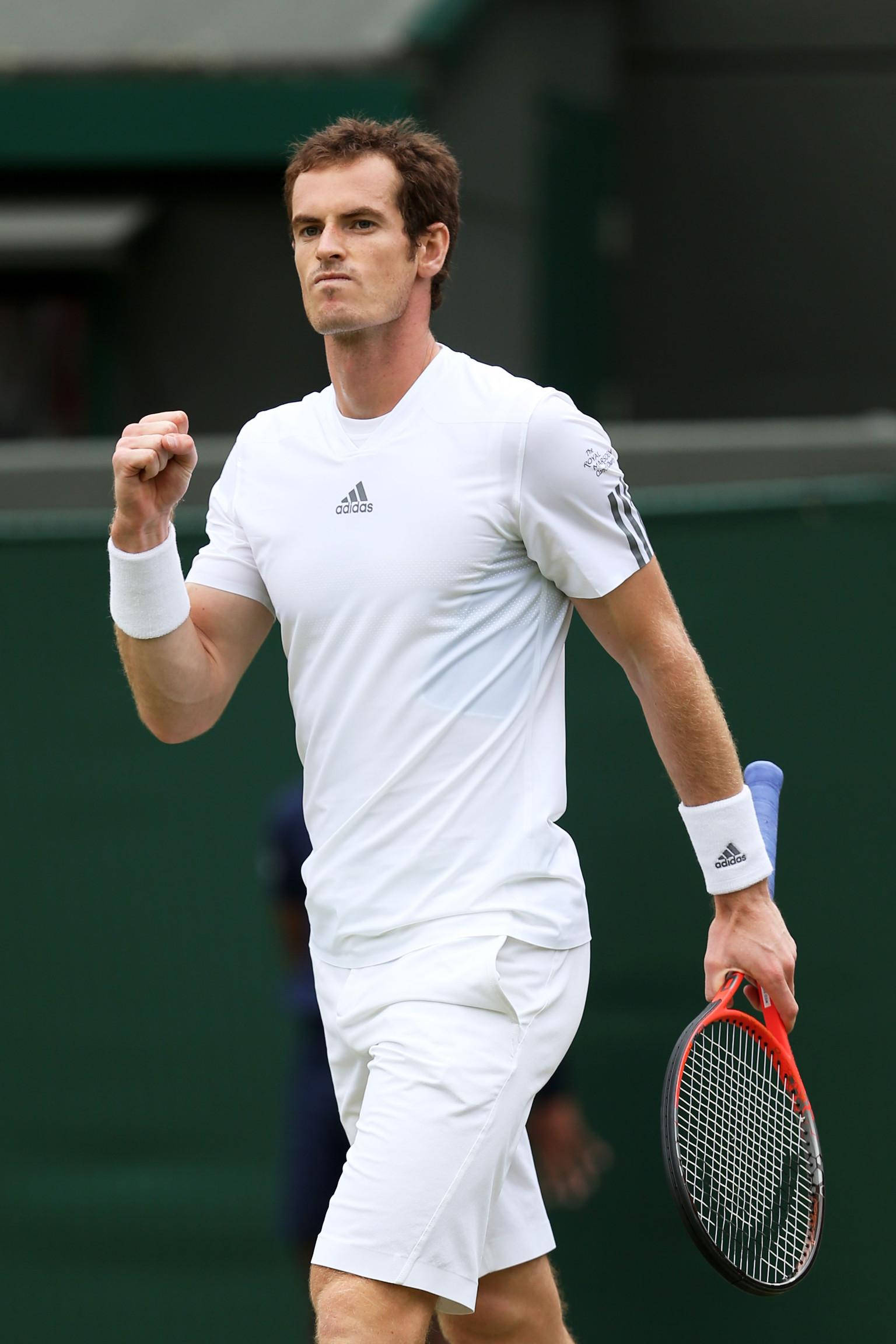Tennis 桌布 壁紙 — 網球選手安迪·穆雷在草地上握緊拳頭慶祝，身穿白色adidas裝備。