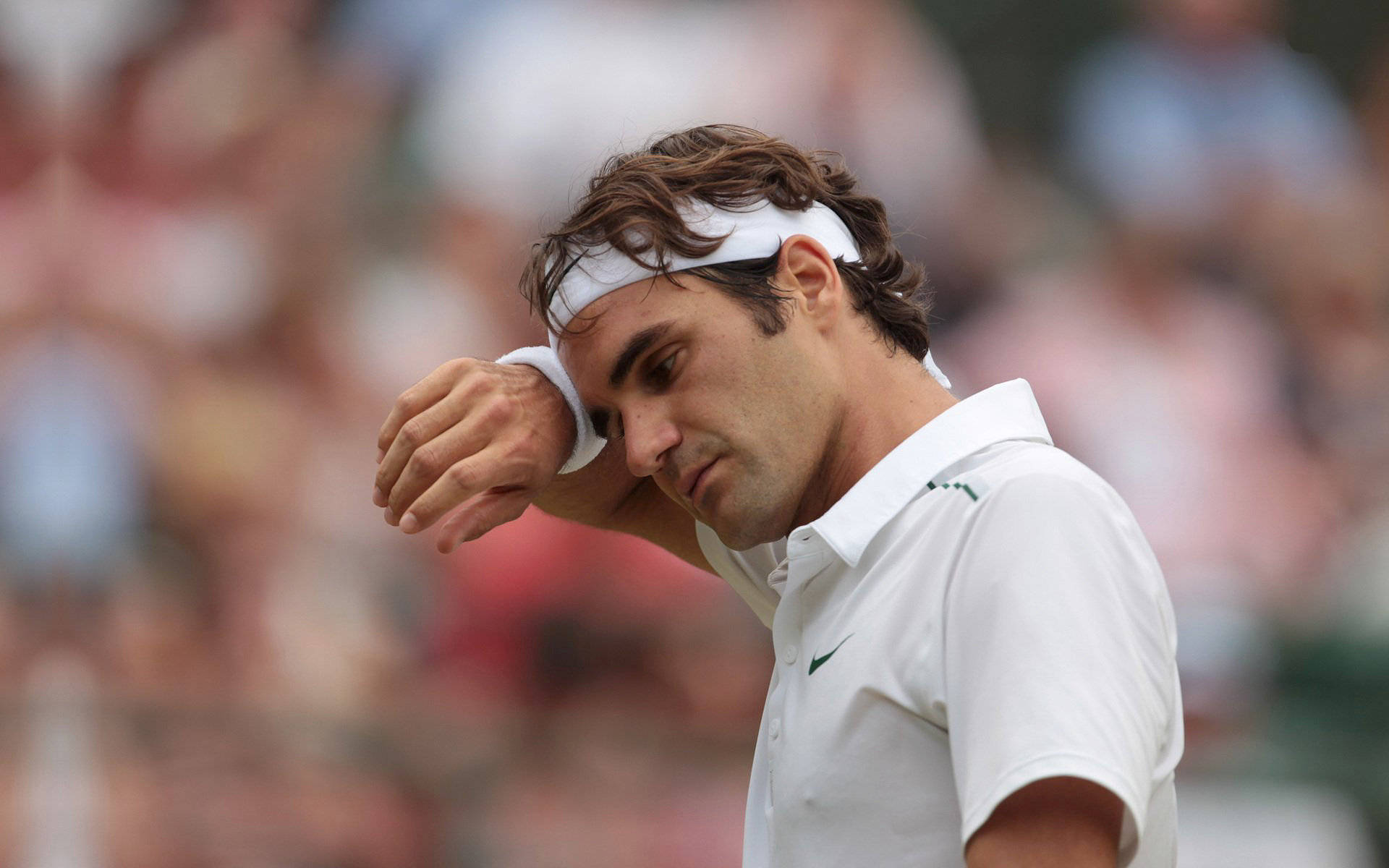 roger 桌布 壁紙 — 網球選手羅傑·費德勒在比賽中專注地擦拭額頭上的汗水。