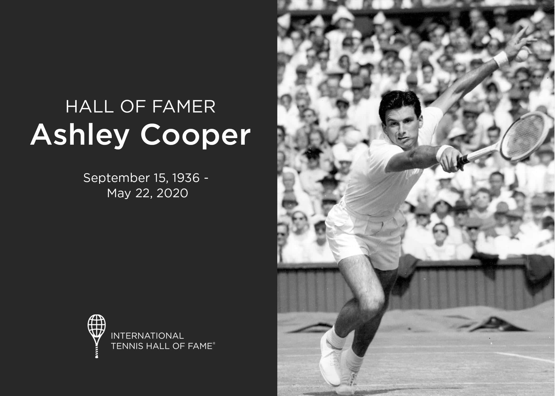 Ashley Cooper 桌布 壁紙 — 網球選手艾希利·庫柏在比賽中揮拍的黑白照片，背景有群眾。