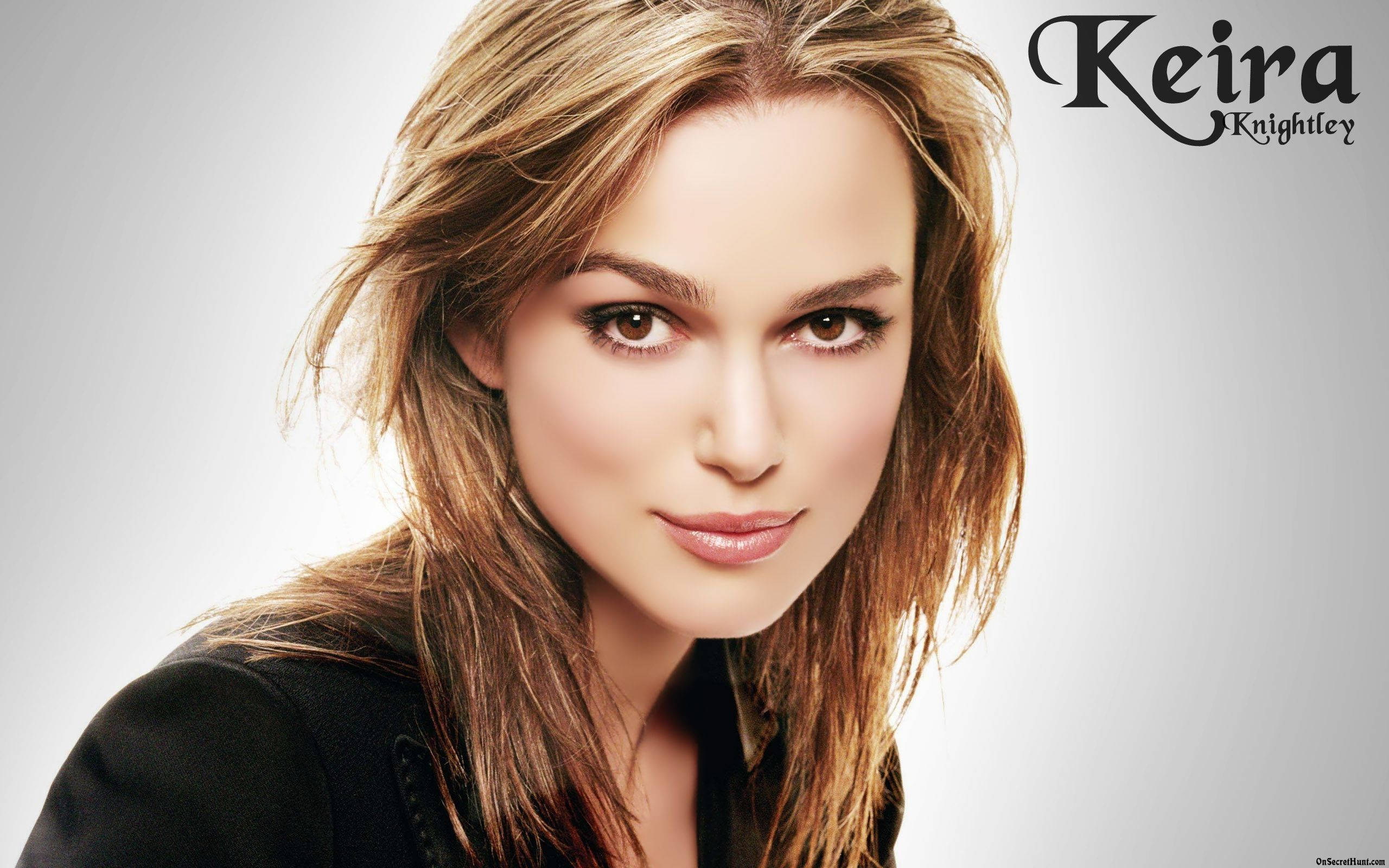 Keira Knightley 桌布 壁紙 — 綺拉·奈特莉的頭像特寫，柔和光線，一頭凌亂金髮，背景為純灰色。