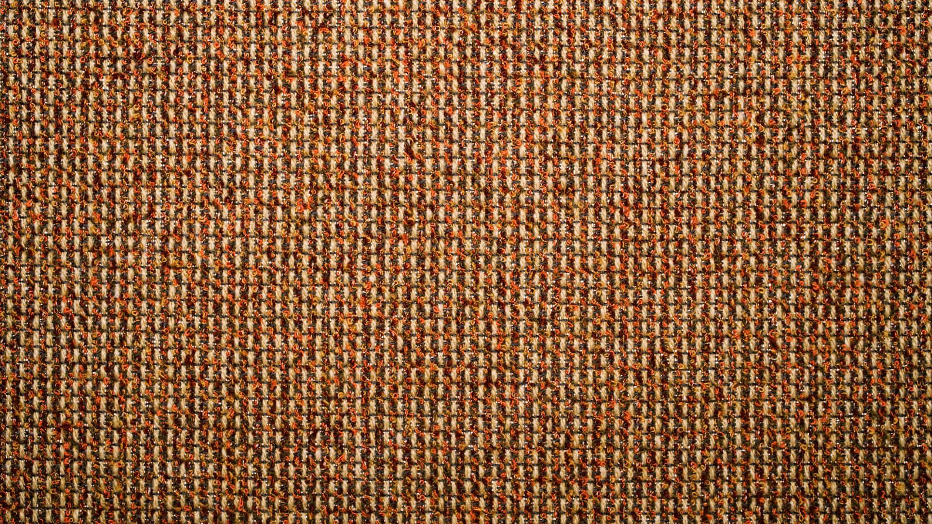 Textured 桌布 壁紙 — 緊密編織的紡織品特寫，帶有大地色系的橙米色和棕色線條，營造出質樸的紋理圖案。