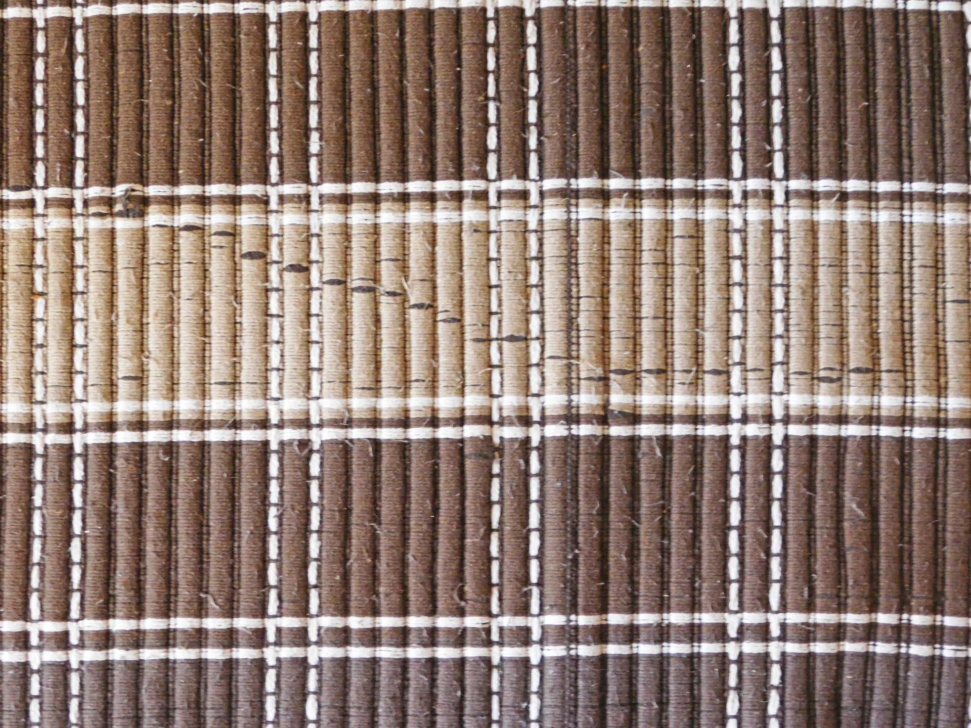 Carpet texture 壁紙 — 編織竹蓆的特寫，有棕色、米色和白色條紋形成格子圖案。