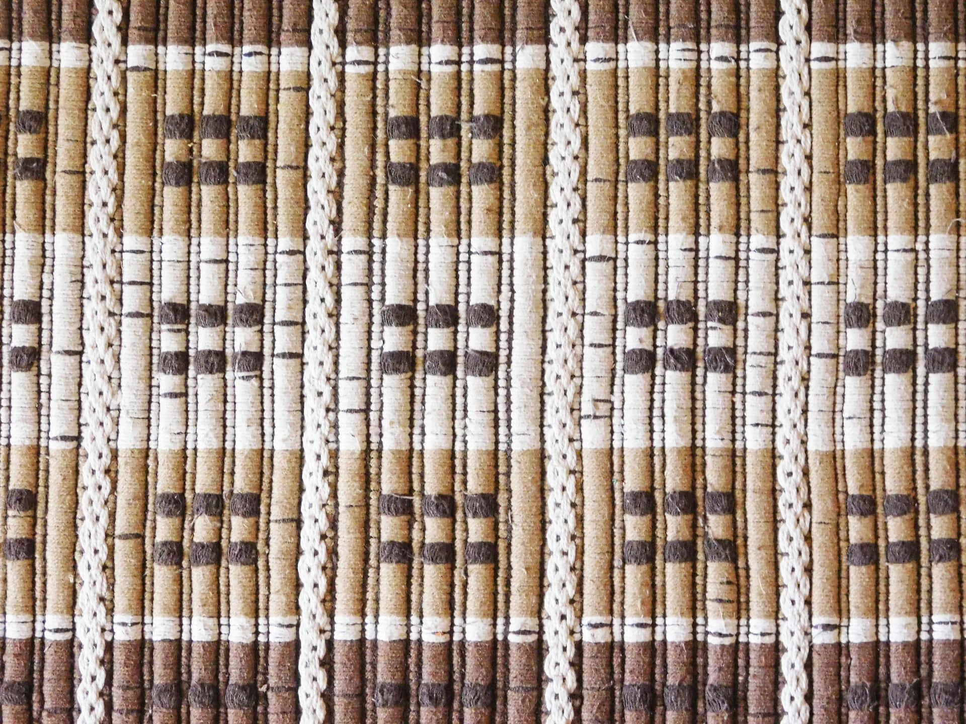 Carpet texture 壁紙 — 編織紡織品的特寫，帶有米色、棕色和白色的垂直條紋，呈現幾何圖案和質感編織裝飾。