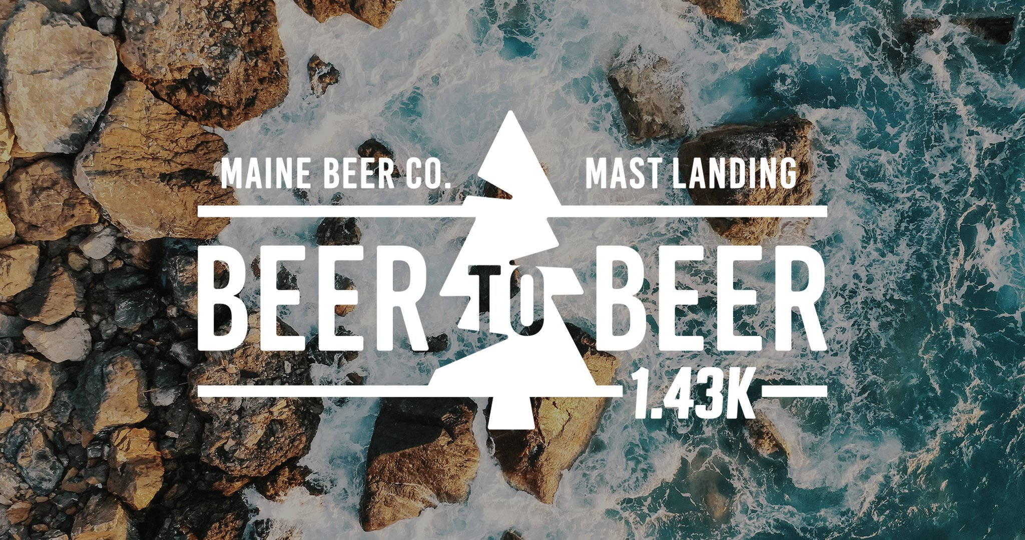 Beer 桌布 壁紙 — 緬因啤酒公司的航拍視圖，海浪拍打崎嶇海岸岩石，帶有粗體白色文字疊加。