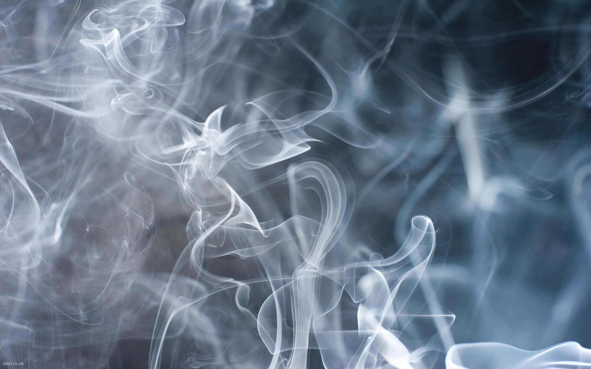 Ethereal 桌布 壁紙 — 縷縷白煙如夢似幻，在清涼的藍灰色背景上盤旋扭轉，上演一場迷人的抽象舞蹈。