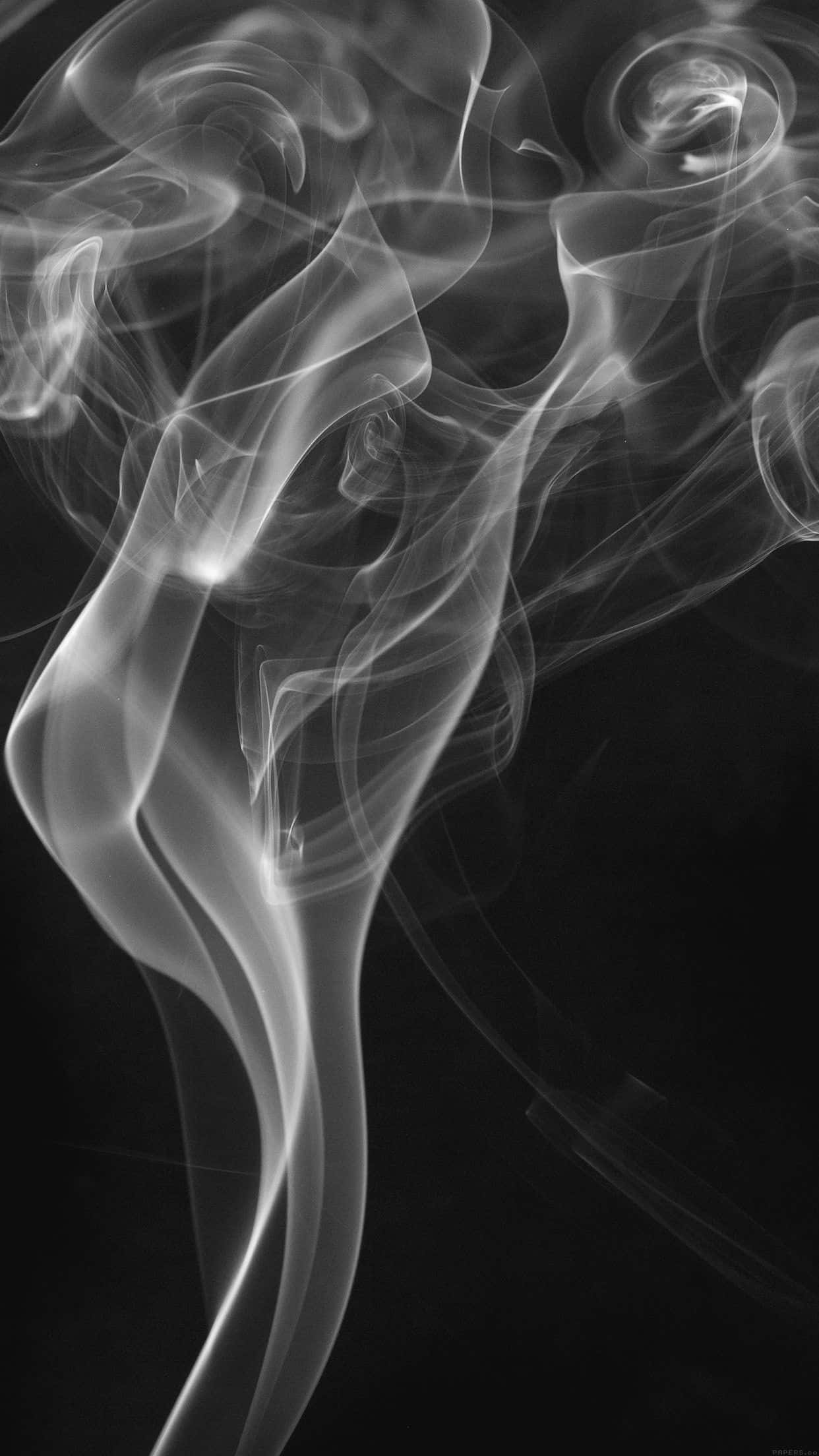 Black Smoke 桌布 壁紙 — 縹緲的煙霧縷縷優雅地在深黑色背景上旋轉，構成單色抽象畫面。