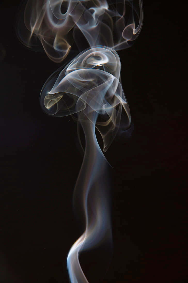 Black Smoke 桌布 壁紙 — 縹緲的煙霧縷縷在深黑色背景上彎曲扭轉，形成迷人的抽象形態。