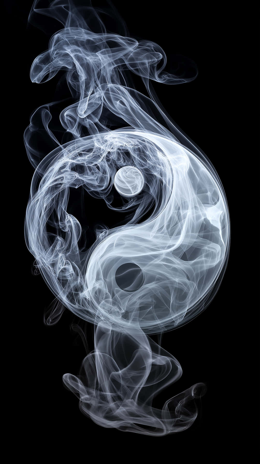 Elegant Swirling White Smoke Forming Abstract Shapes 壁紙 — 縹緲的白煙在純黑背景上形成旋轉的太極圖案。