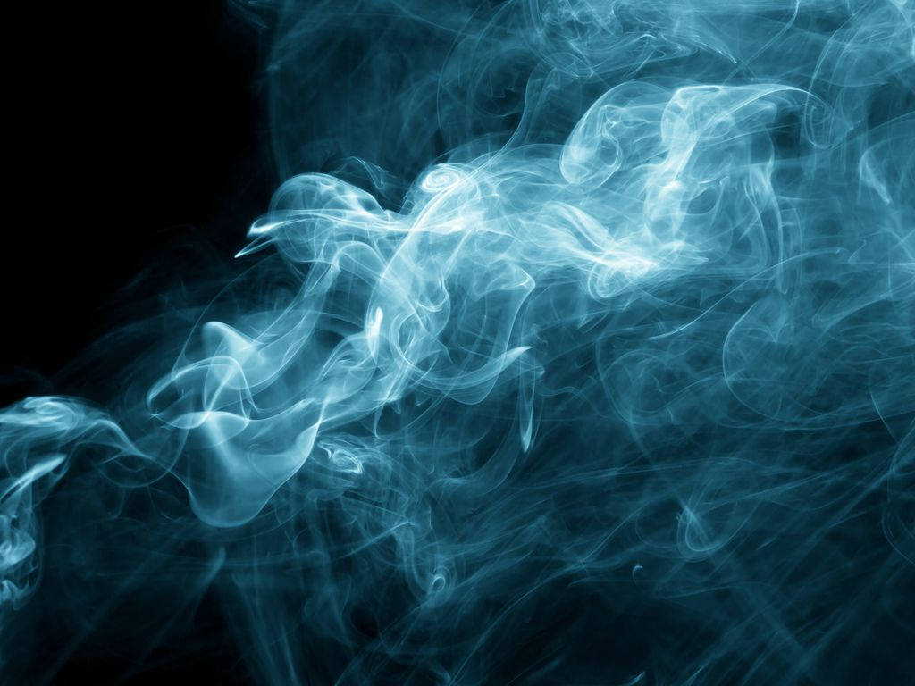 煙動圖 桌布 壁紙 — 縹緲的藍色煙霧在純黑背景上優雅地旋轉，營造出神秘而流動的視覺效果。