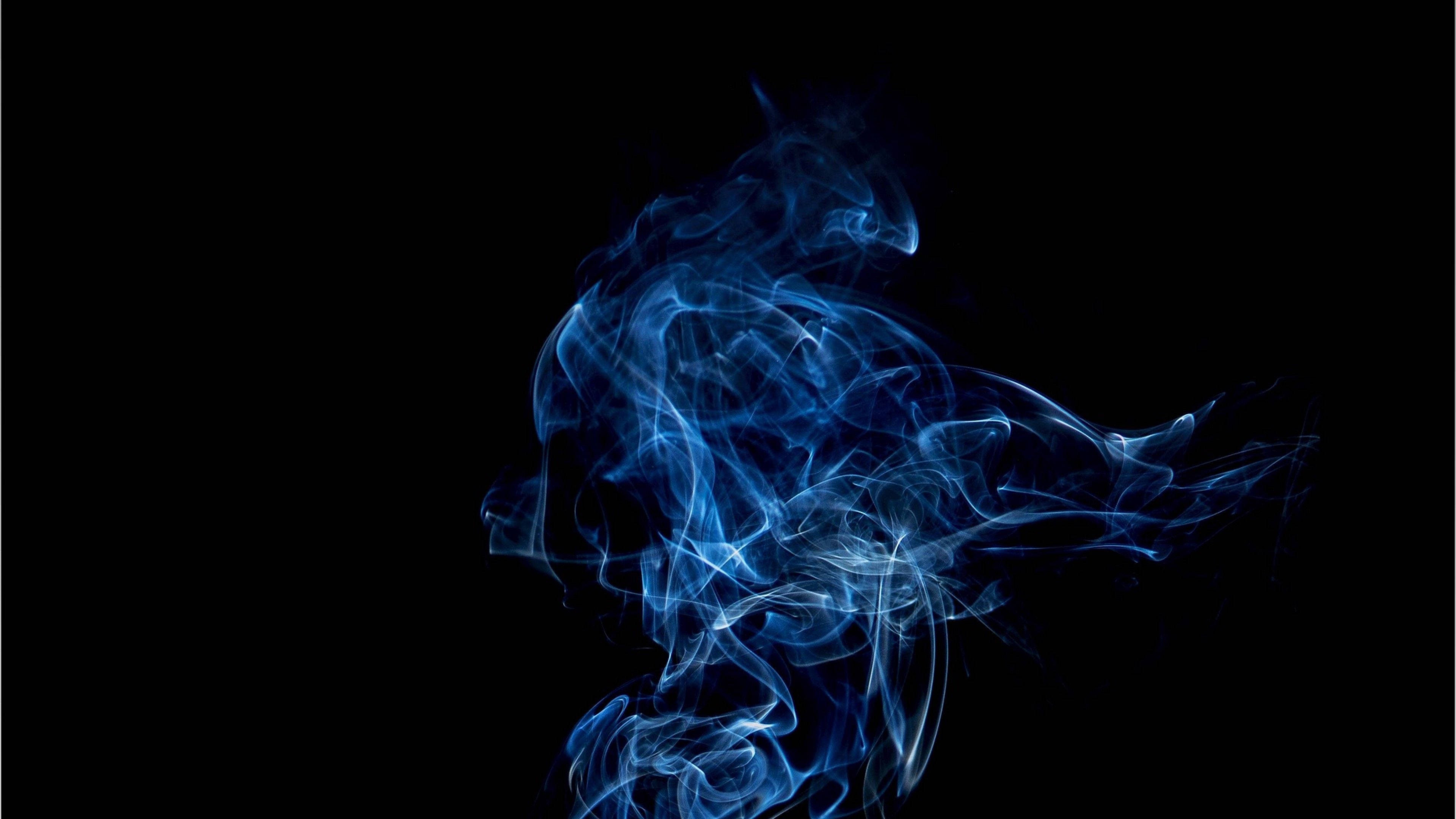 Blue Smoke 桌布 壁紙 — 縹緲的藍色煙霧在純黑背景上動態旋轉，營造出神秘而流暢的抽象形態。