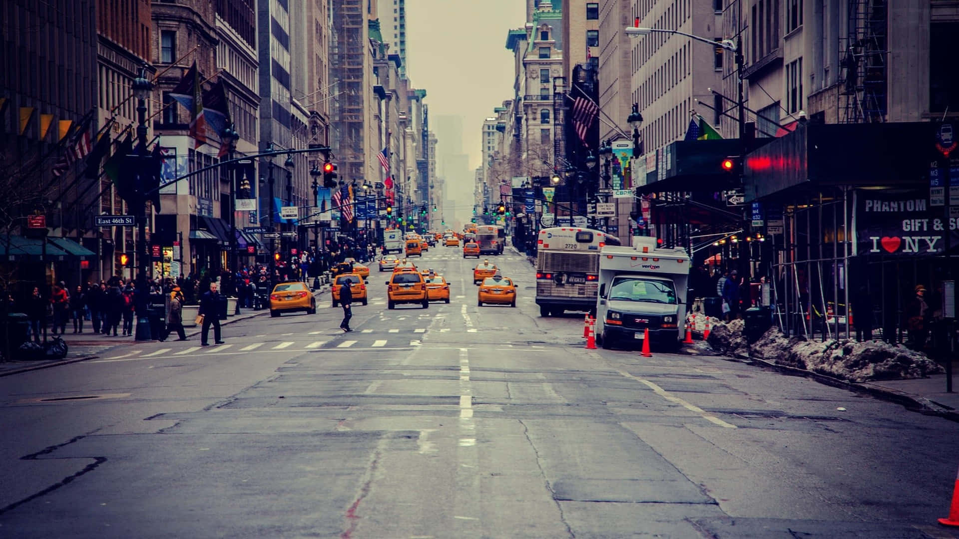 New York 桌布 壁紙 — 繁忙的紐約市街道，充滿黃色計程車和行人，天空朦朧。